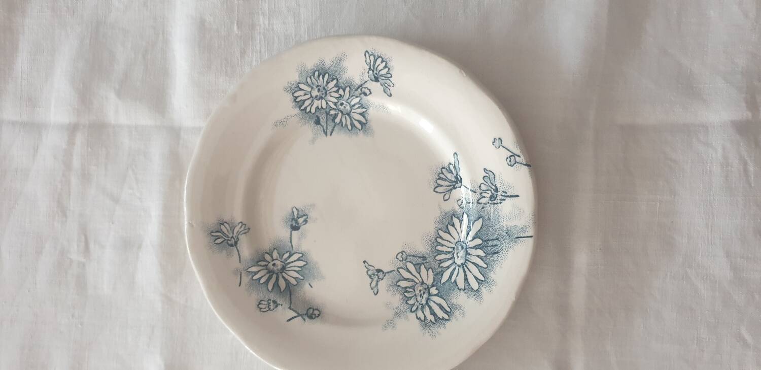 Four Marguerite plates