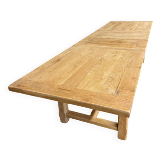 Extendable farmhouse table in solid oak