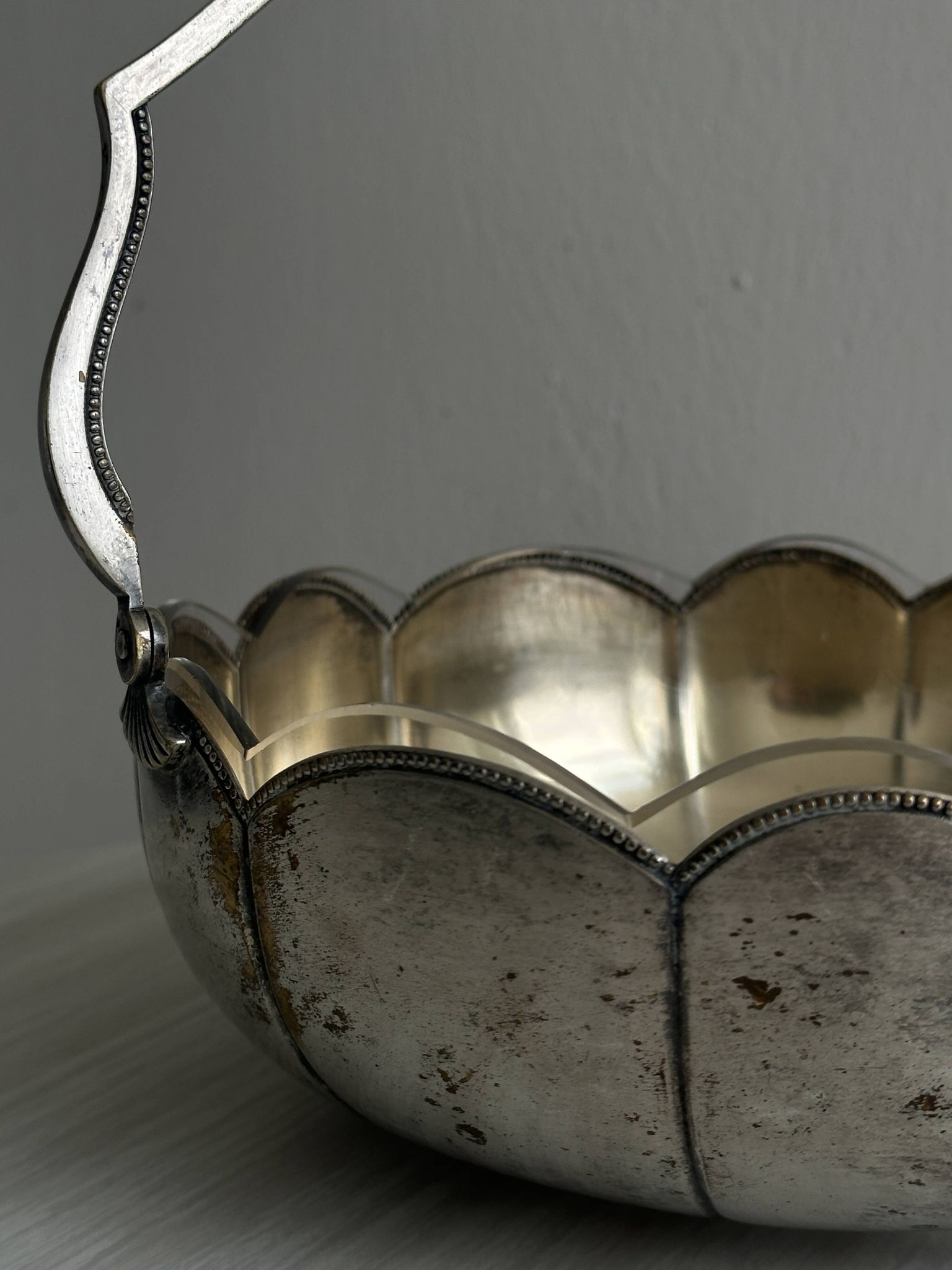 Plat ancien en verre et métal argenté