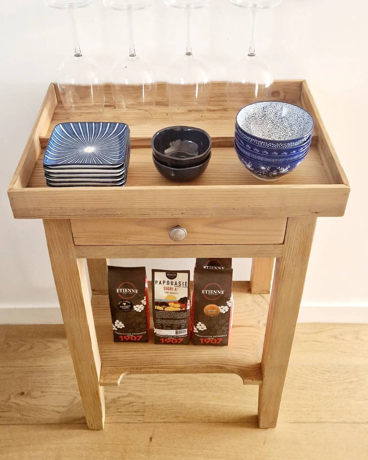 Old pine café restaurant block