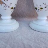 Paire de vases en opaline blanche