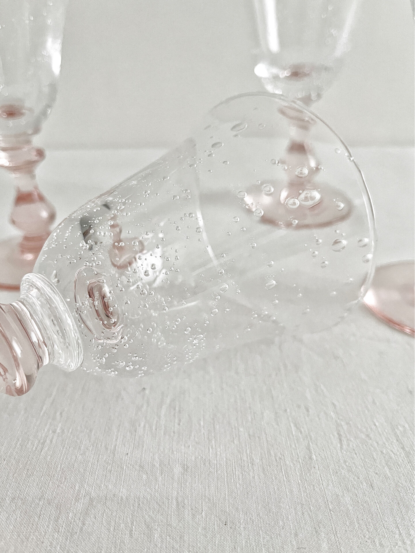 4 verres à vin pied rose en verre bullé vintage