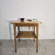 Table basse en bois des années 70 avec étagère à lattes.