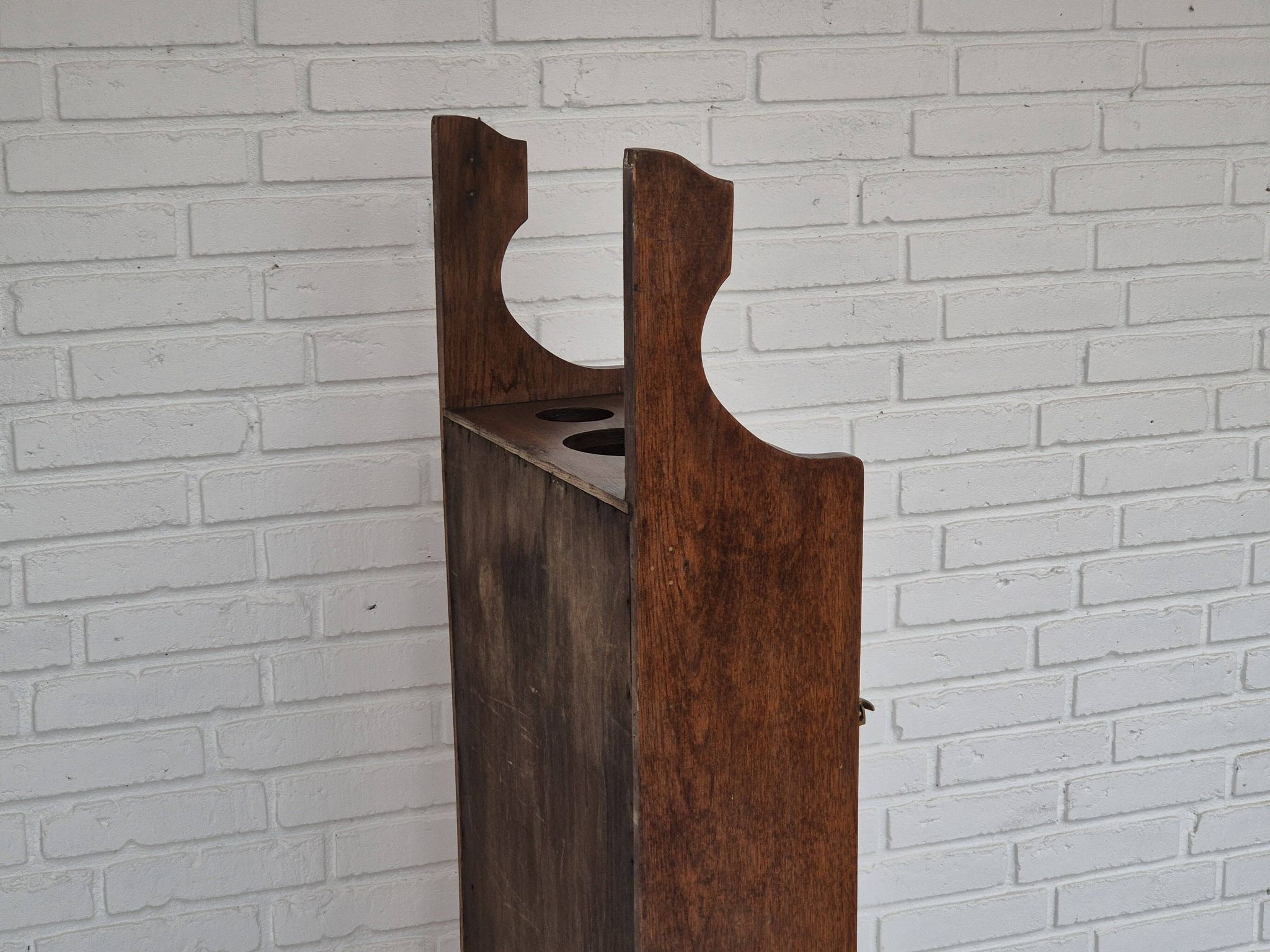 Armoire murale, bon état d'origine, bois de chêne, années 50, design scandinave
