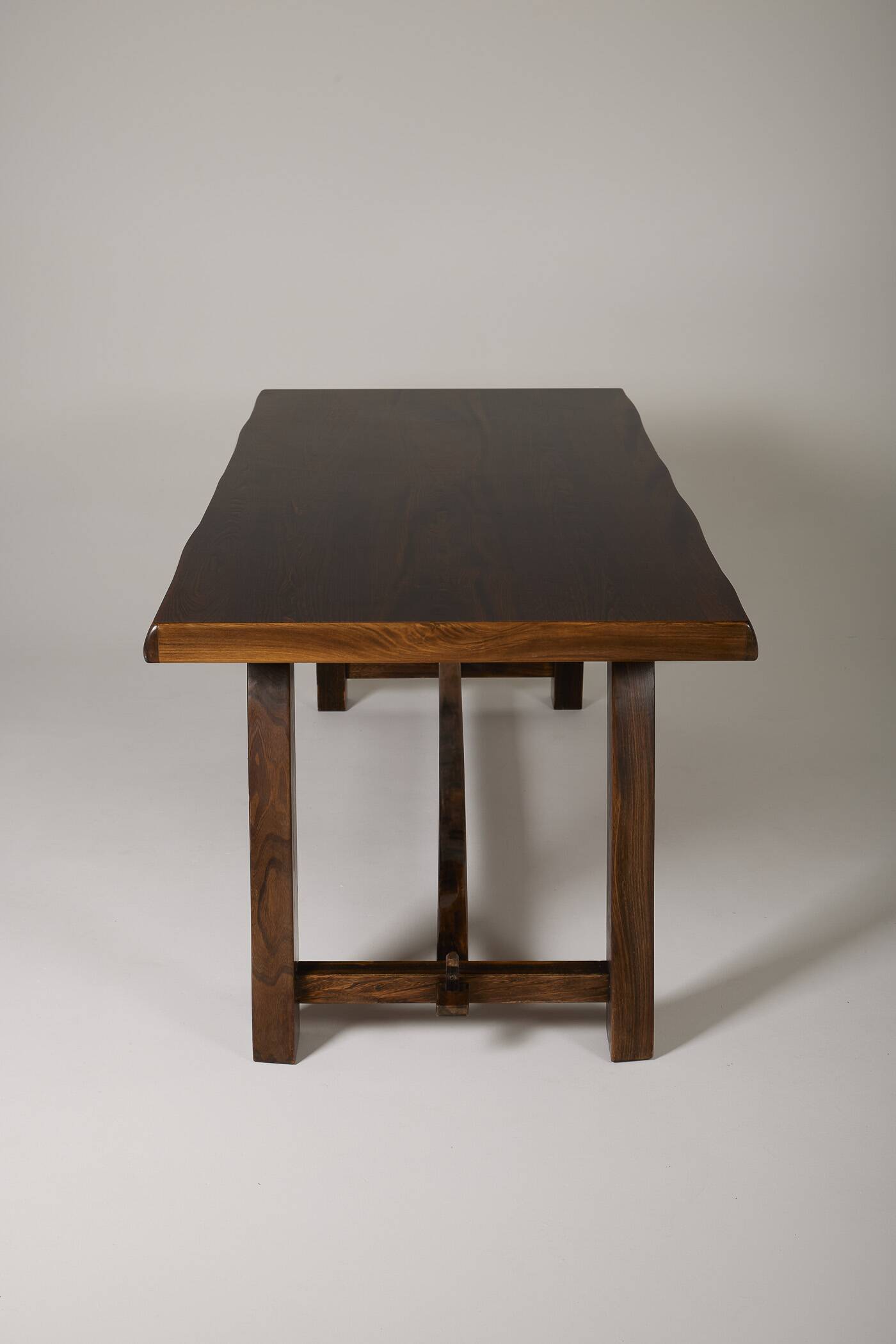 Table à manger brutaliste en bois massif