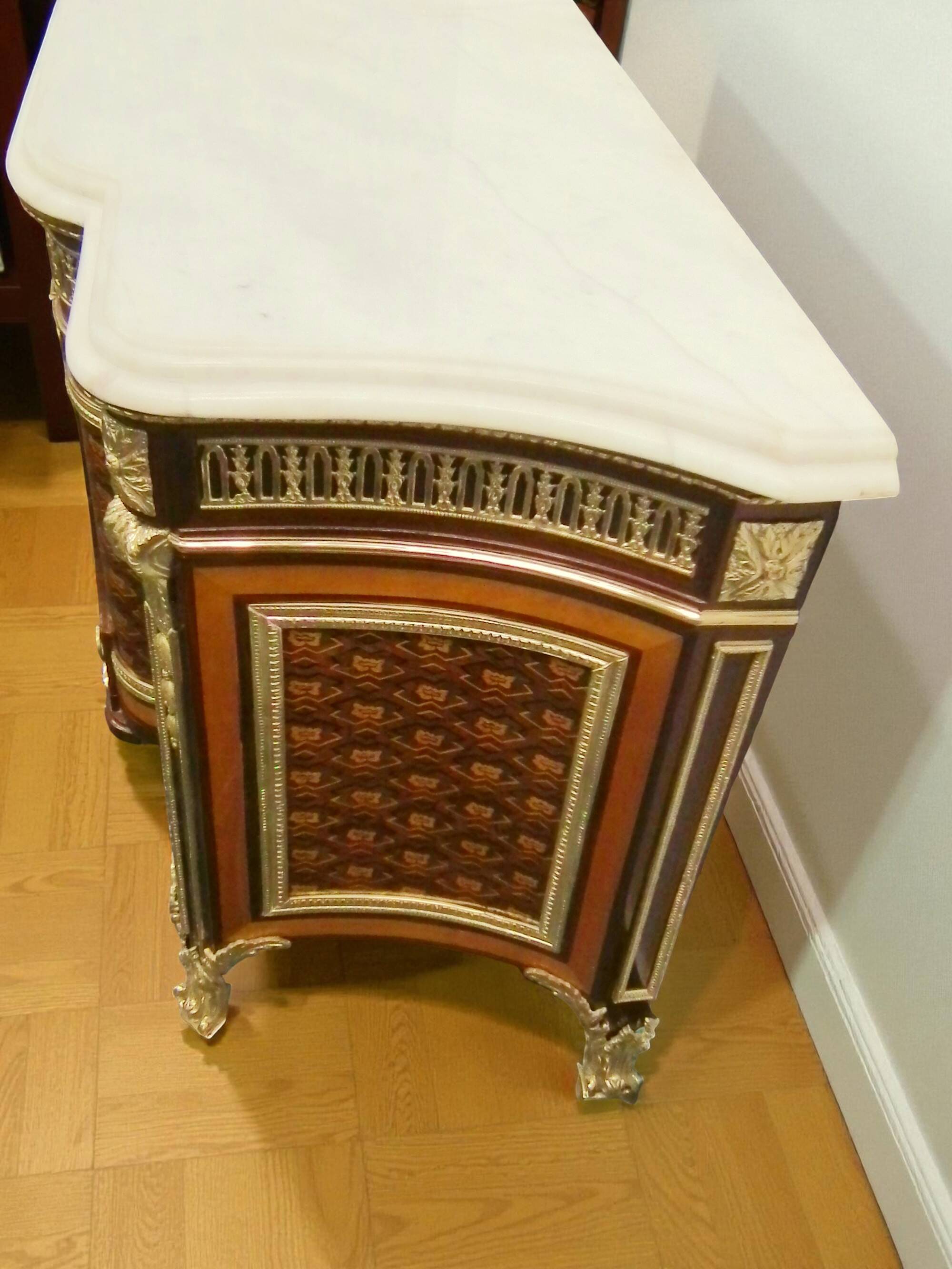Un buffet style Louis XV avec marbre blanc, orné de bronze, cinq tiroirs