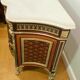 Un buffet style Louis XV avec marbre blanc, orné de bronze, cinq tiroirs