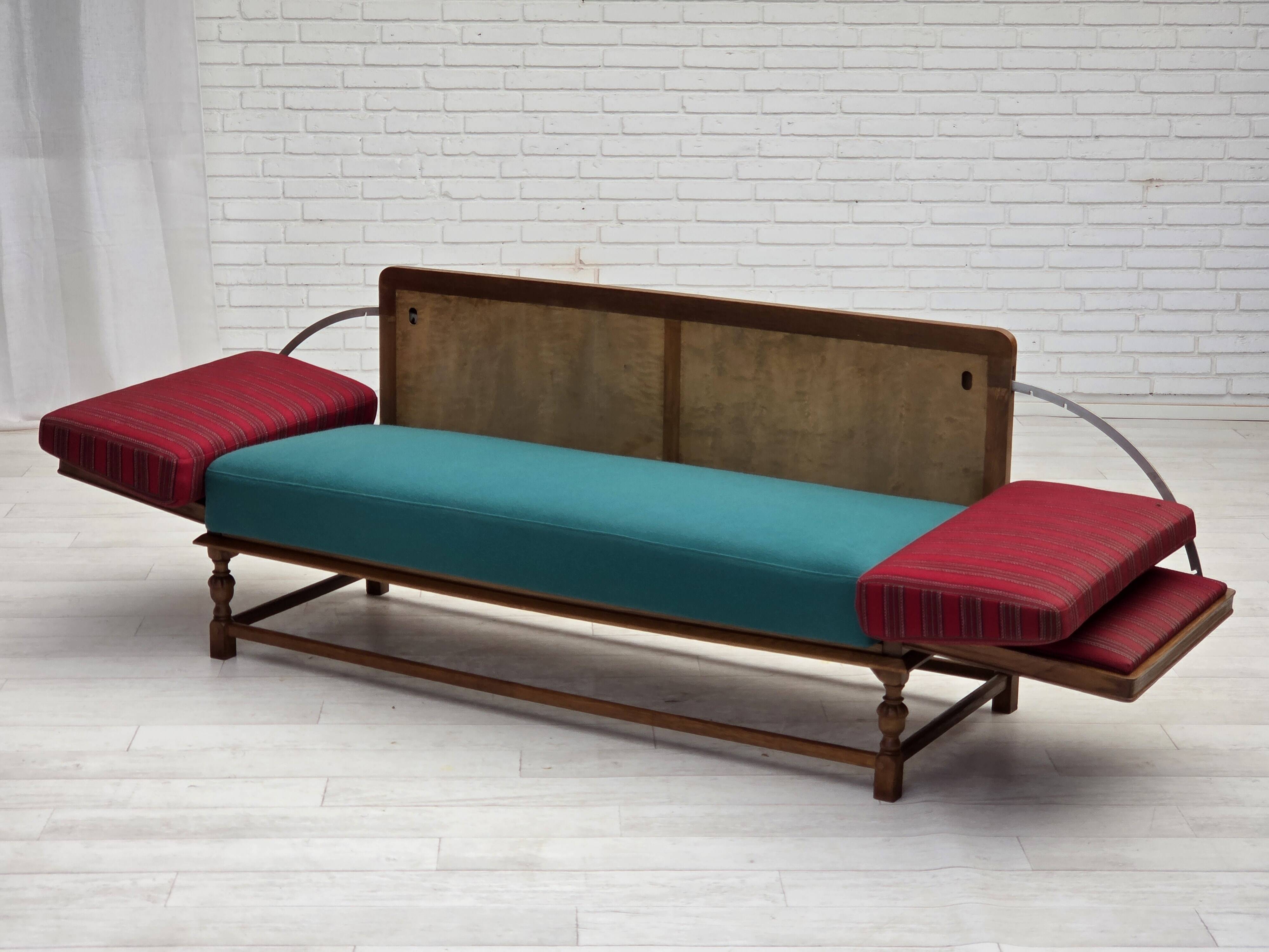 Canapé danois à accoudoirs rabattables 2 places des années 1950, tissu d'ameublement rouge rayé d'origine en laine,