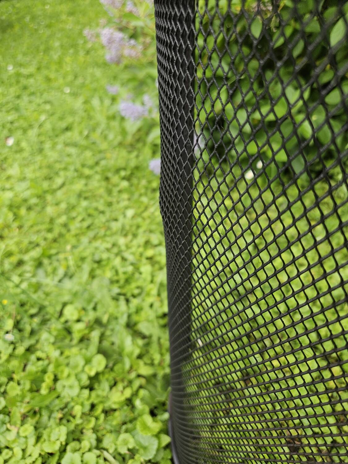 Curved chimney fire screen