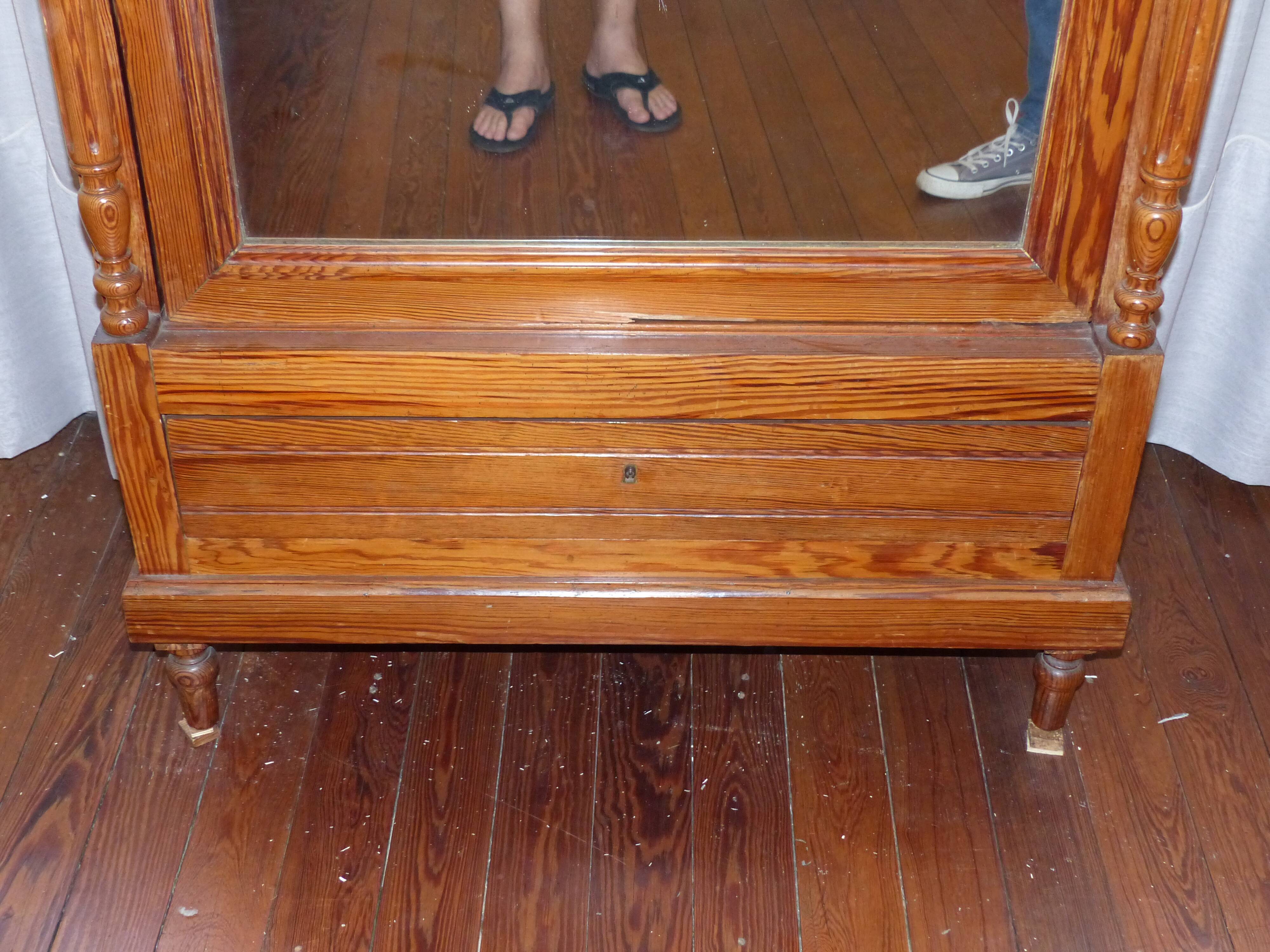 Pitch pine wood mirror bonnetiere