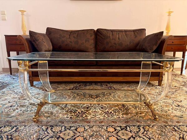 Table basse en verre style Hollywood Regency en laiton doré, lucite et verre