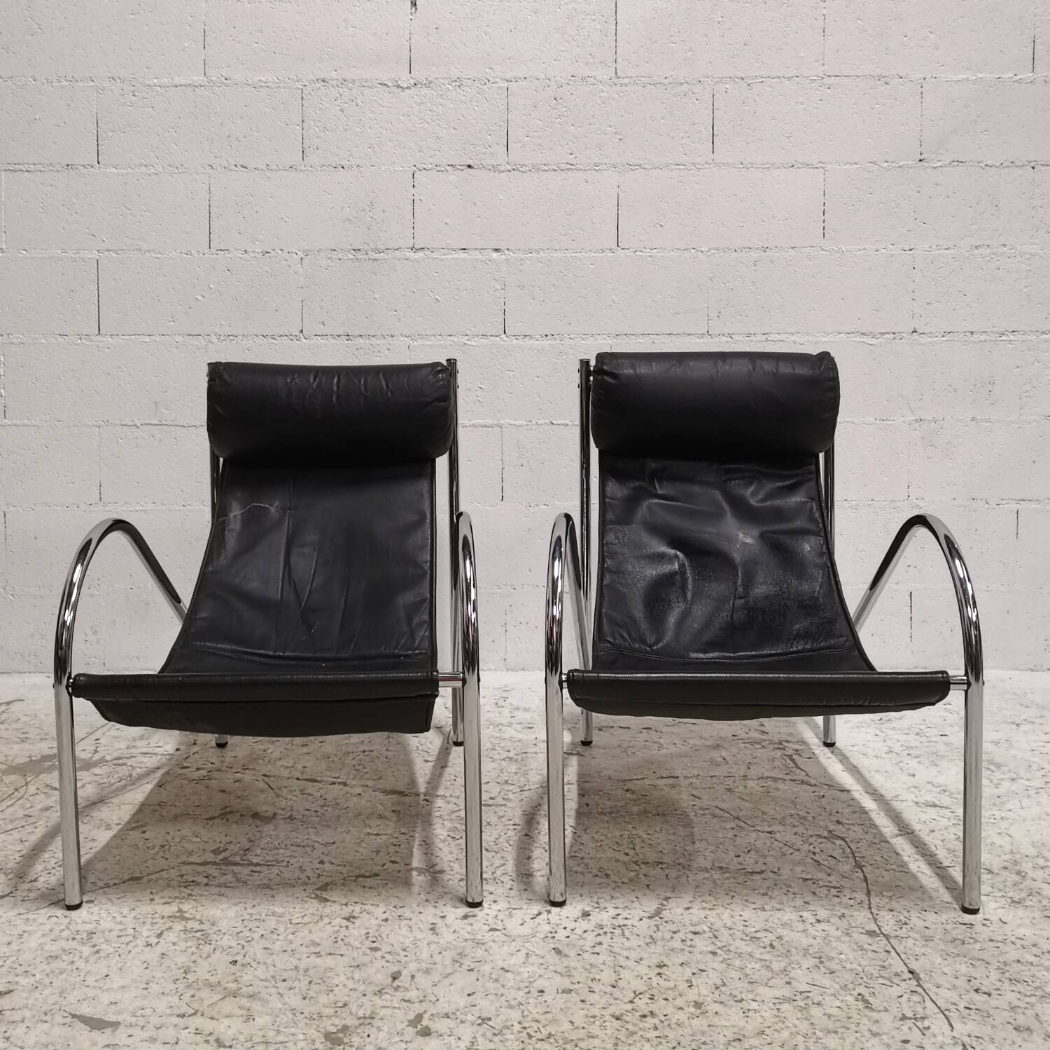 Pair of "Omega" armchairs, chrome-plated metal and leather, Habitat vintage 1980