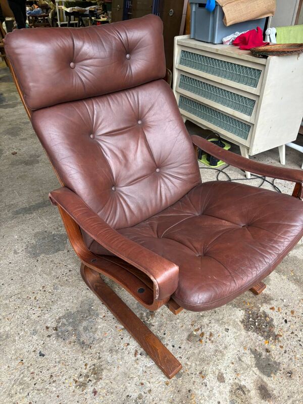 Fauteuil cuir et bois scandinave Fauteuil Kengu Elsa & Nordahl Solheim- Rykken
