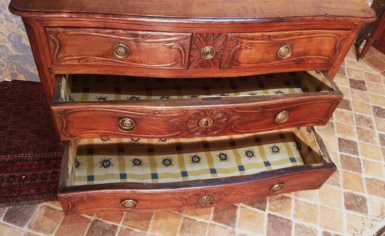 18th century Provençal chest of drawers