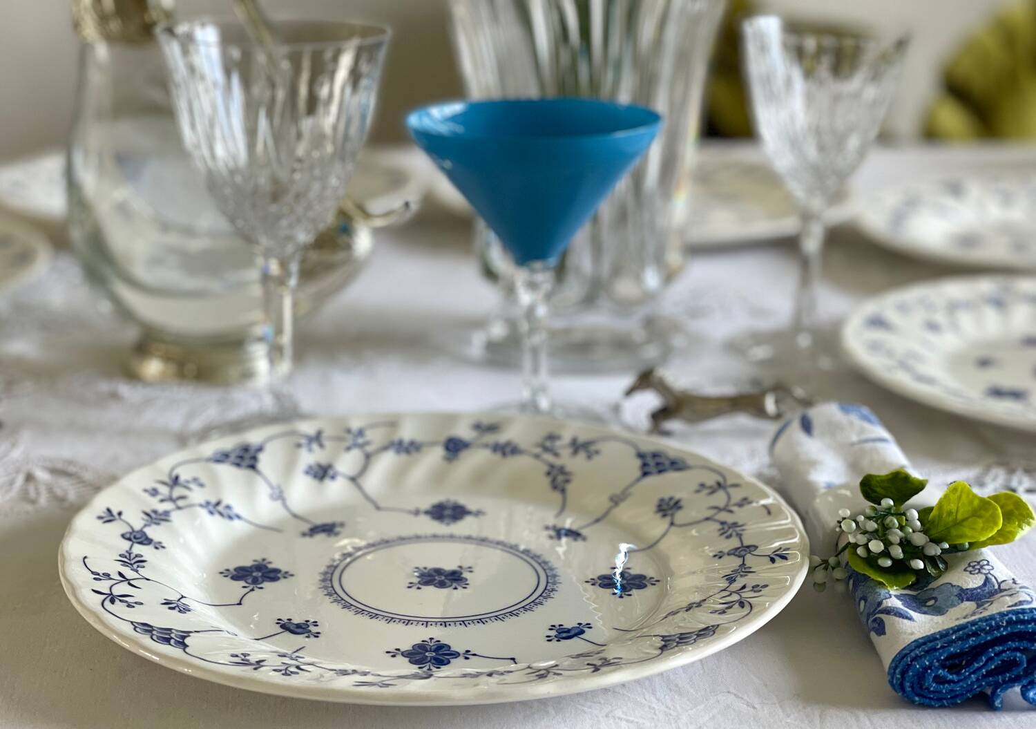 8 English dinner plates