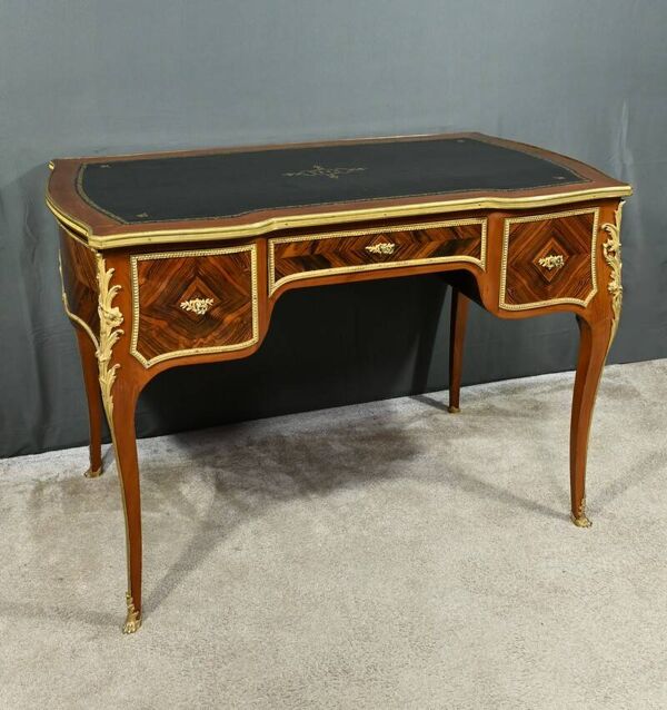 Petit Bureau de Milieu en Acajou et Palissandre, style Louis XV, époque Napoléon III – Milieu XIXe