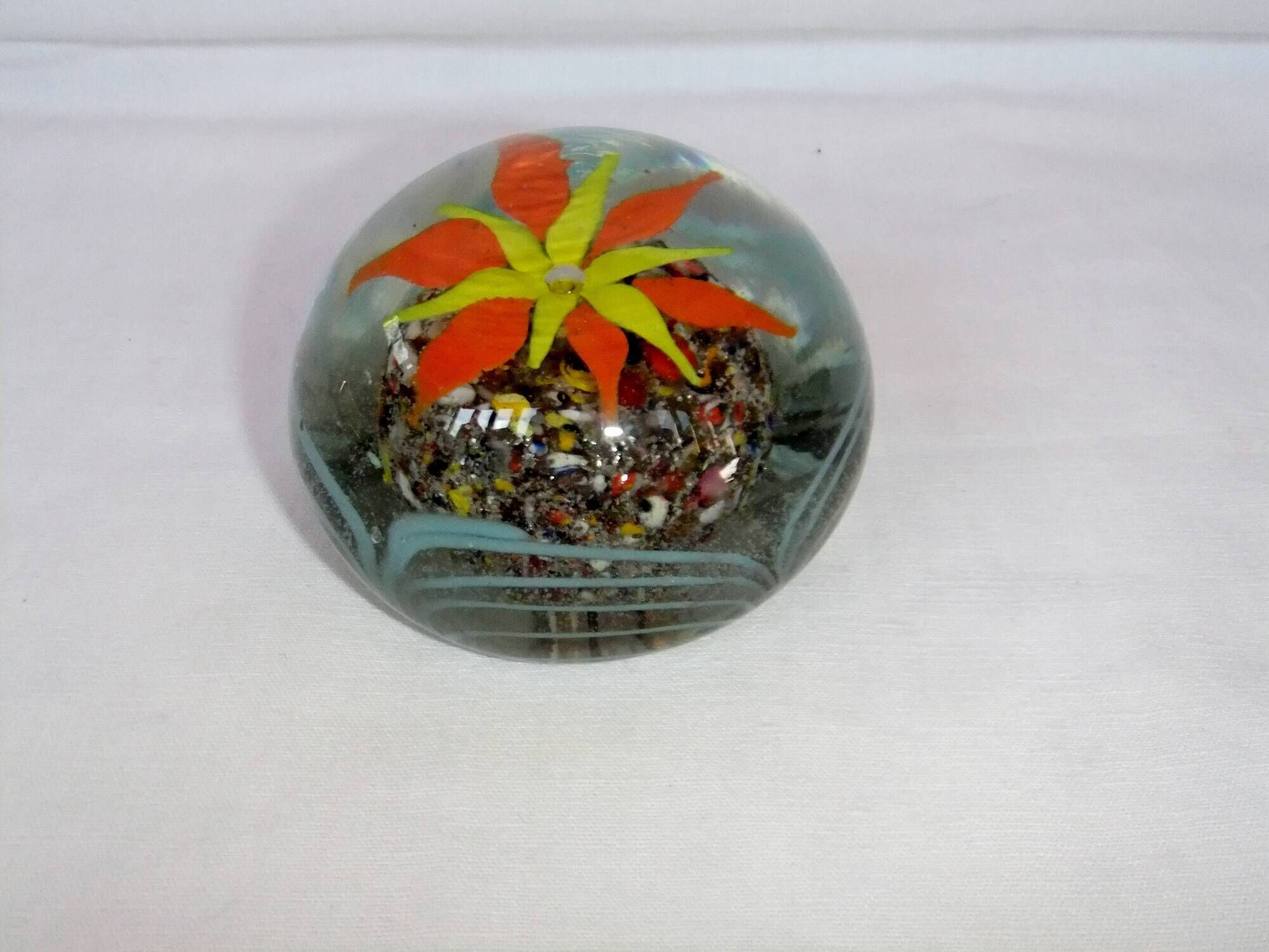 Boule De Rêve/presse-papier En Verre Soufflé à La Main - Motif Fleur Blanche Sur Base Rouge - Déco Bureau Ou Collection