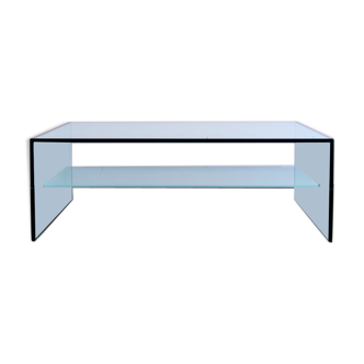 Table en verre avec l’étagère dans le verre givré
