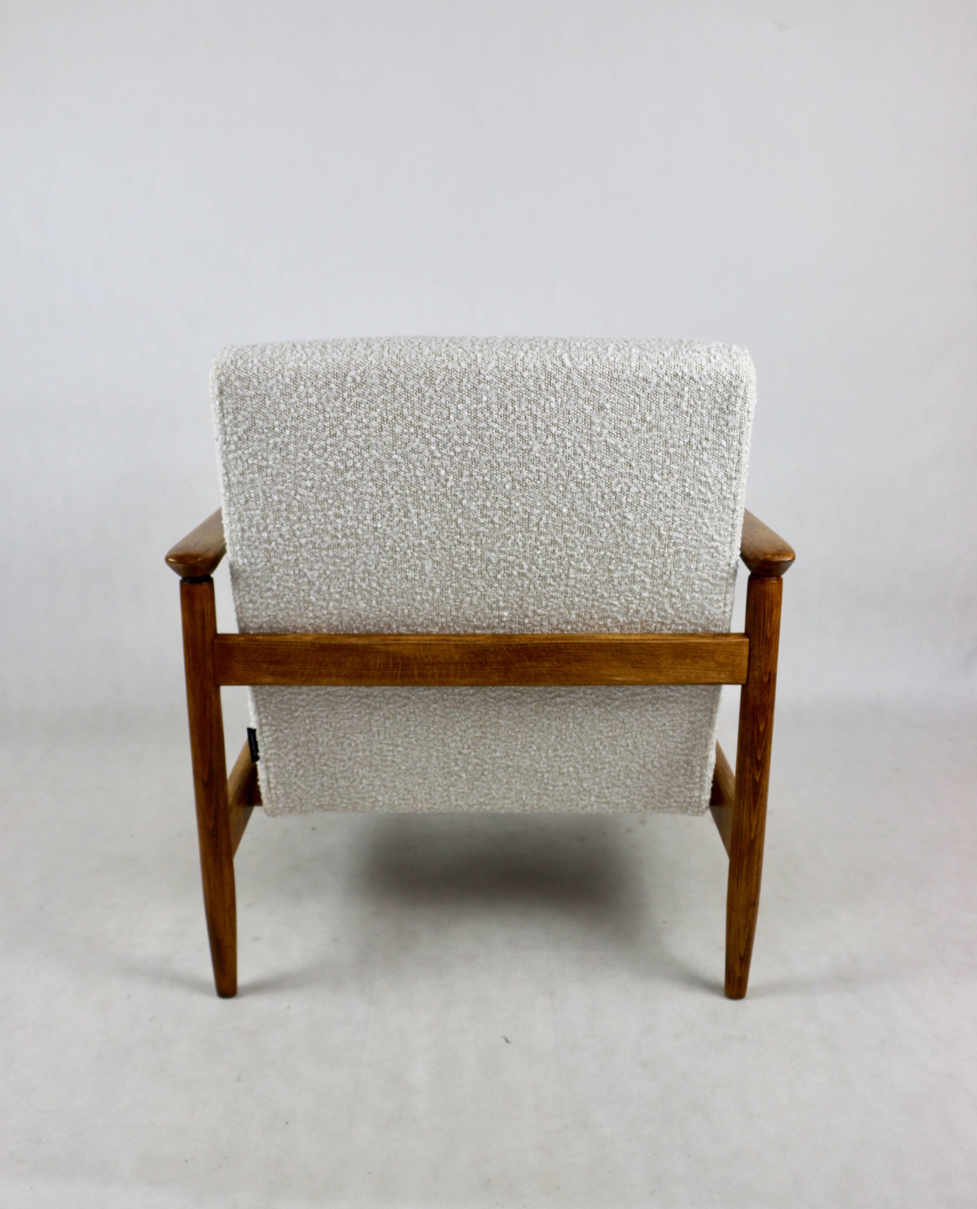 Fauteuil GFM-142, design par Edmund Homa des années 70, bouclé ivoire blanc - 2 pièces disponibles.