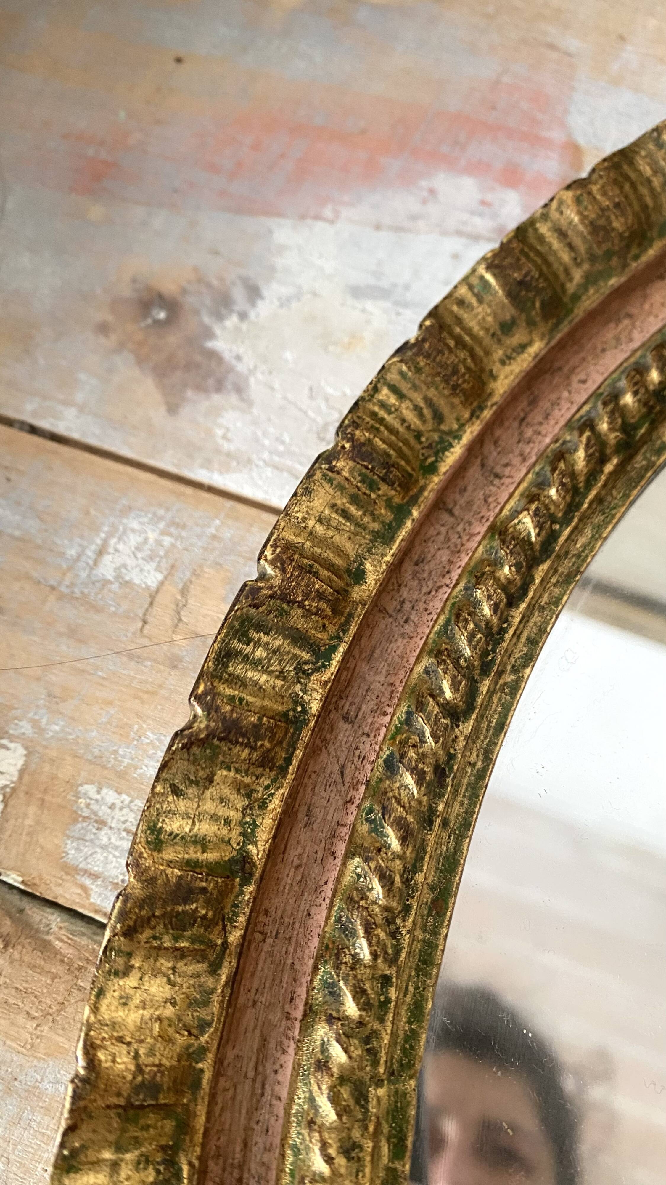 Oval Florentine mirror in powder pink and gold wood, 1960s.