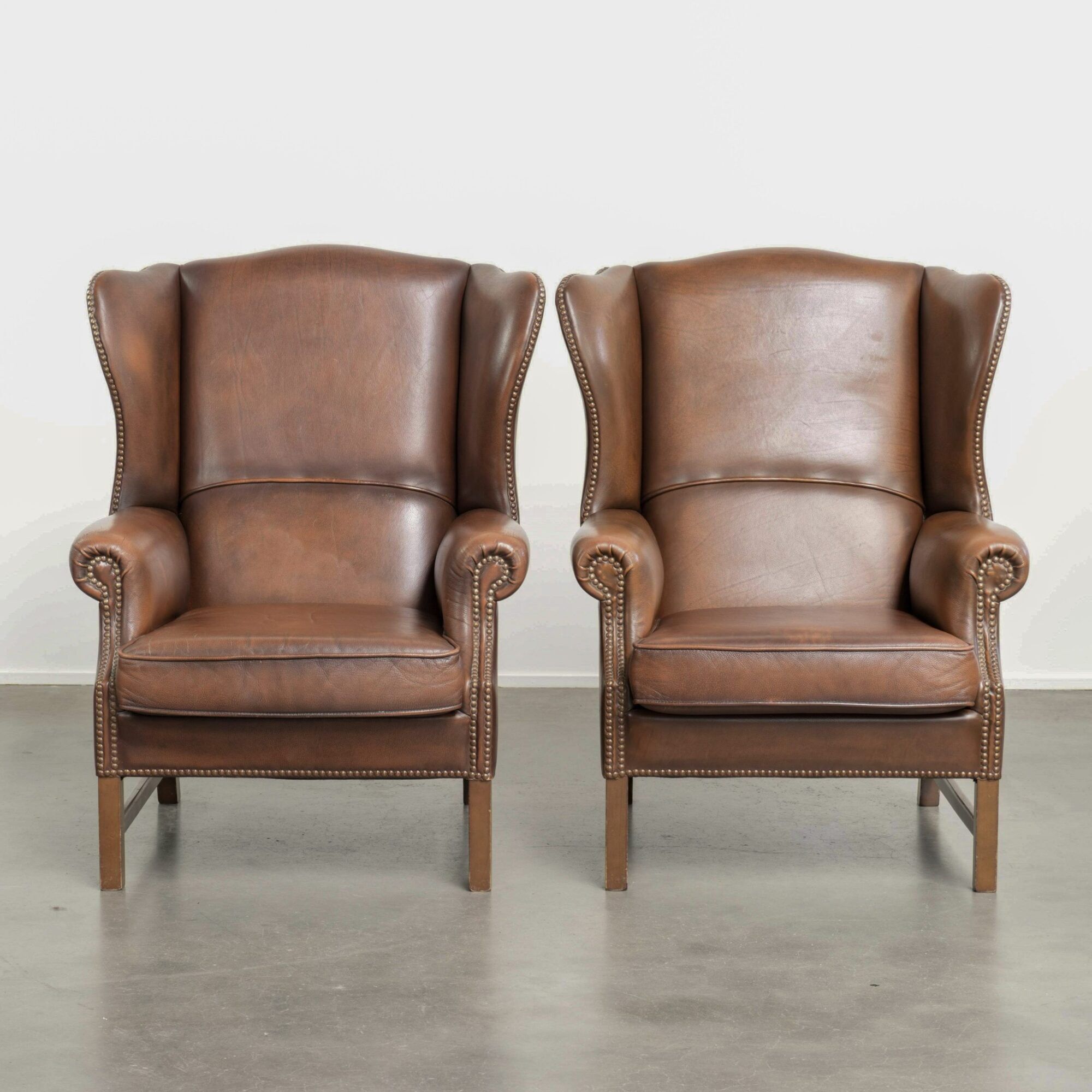 Set of 2 cow leather wingback armchairs in English style