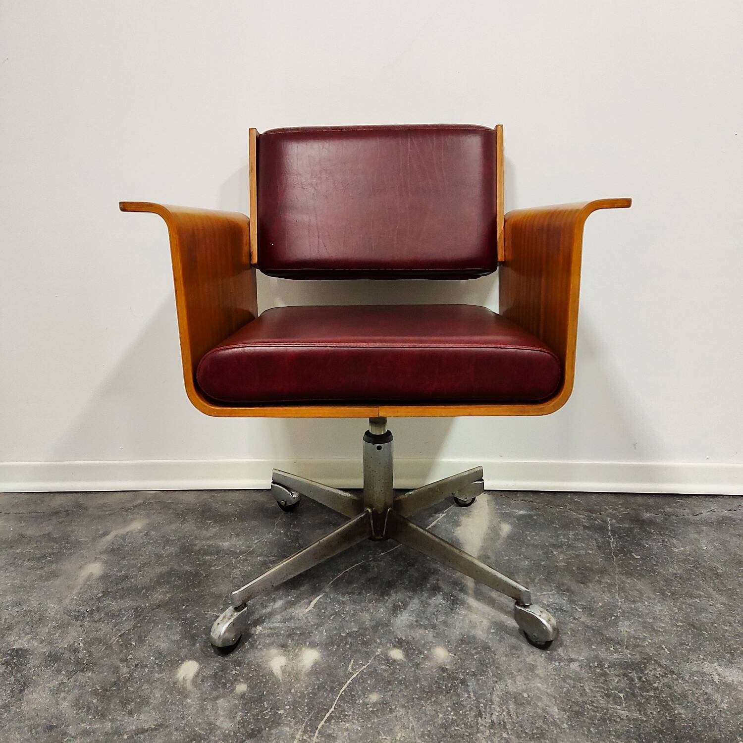 Chaise avec accoudoirs (pivotante), années 1970