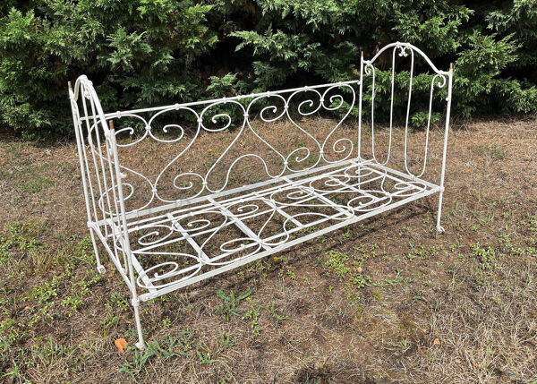 Lit d'enfant pliant avec ciel en fer forgé ou banquette de jardin romantique 19e