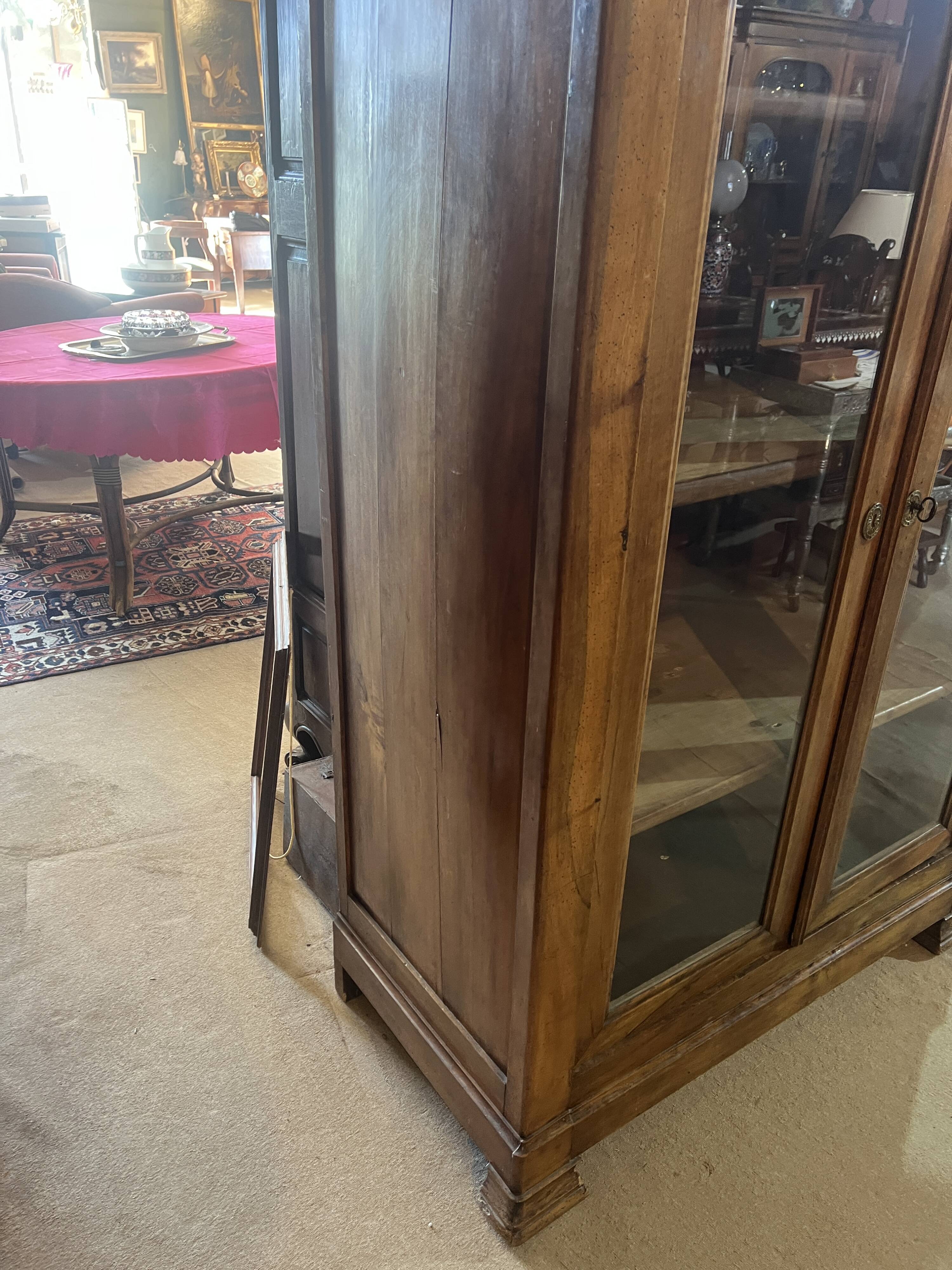 Two-door display cabinet in Louis Philippe style.