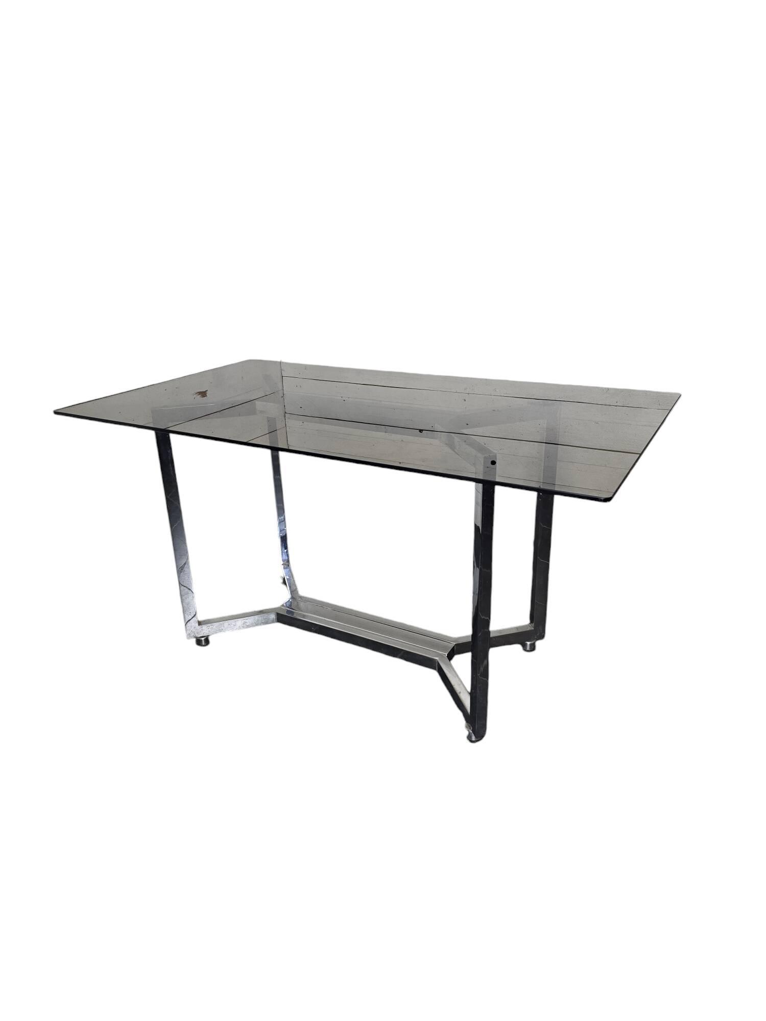 Table en métal chromé dessus verre fumé