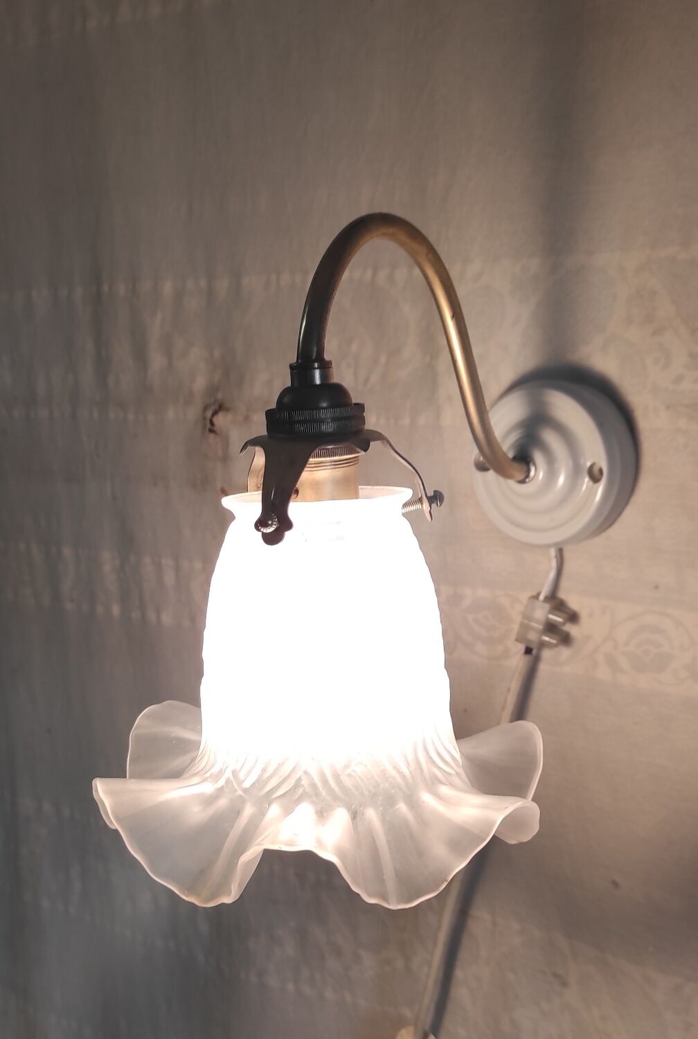 Swan neck wall light in brass, porcelain and glass - mid 20th century