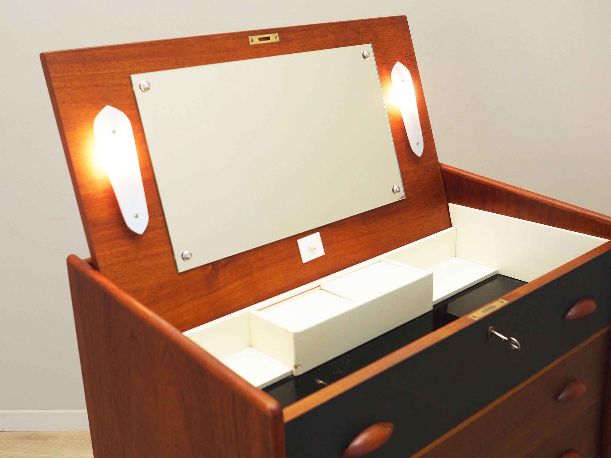 Coiffeuse en teck, design danois, années 1970, production : Danemark
