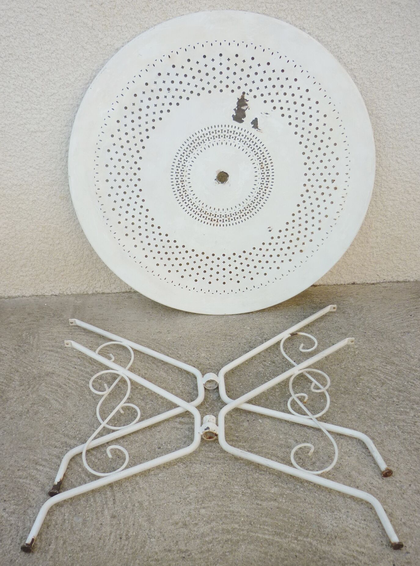 Vintage metal garden table, removable in 3 parts