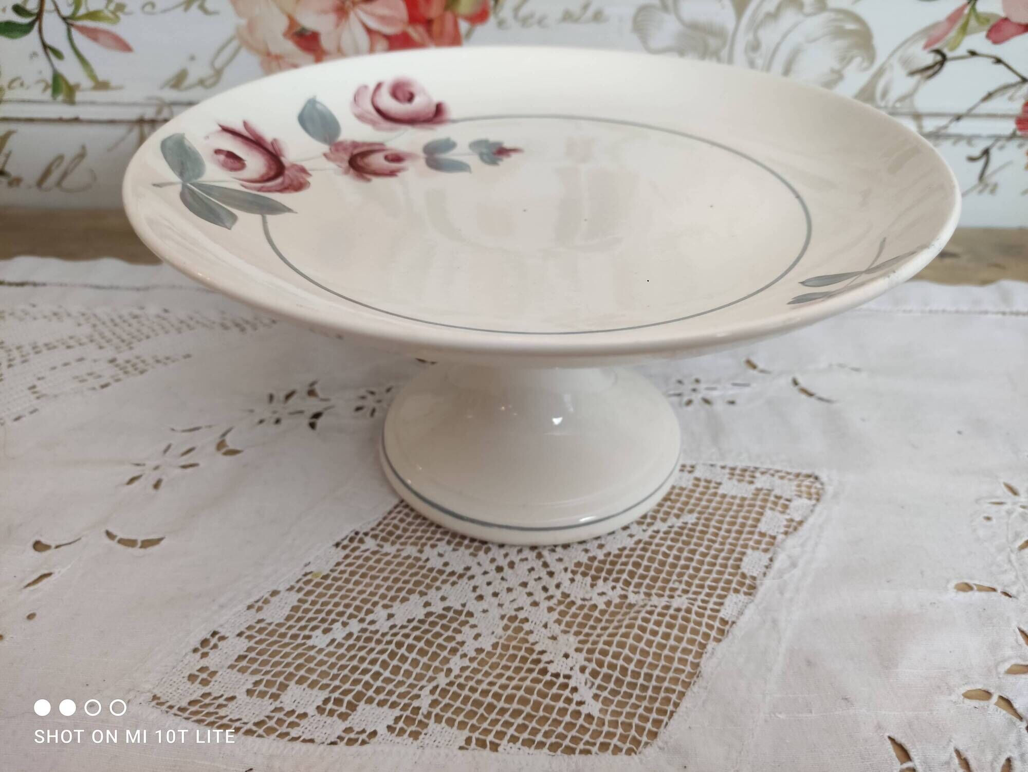Compotier on pedestal, cake display in Terre de Fer Saint-Amand decoration old gray roses
