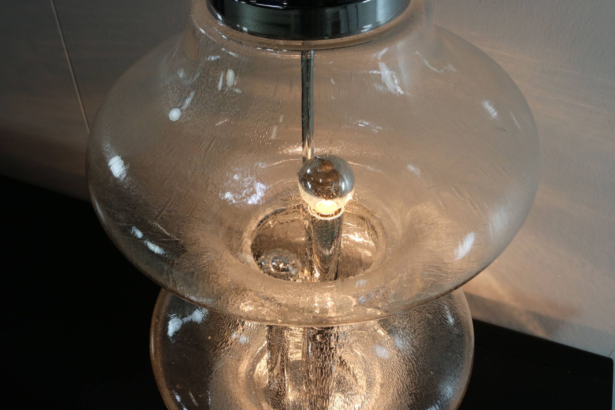 Lampe de table en verre design des années 60 italienne