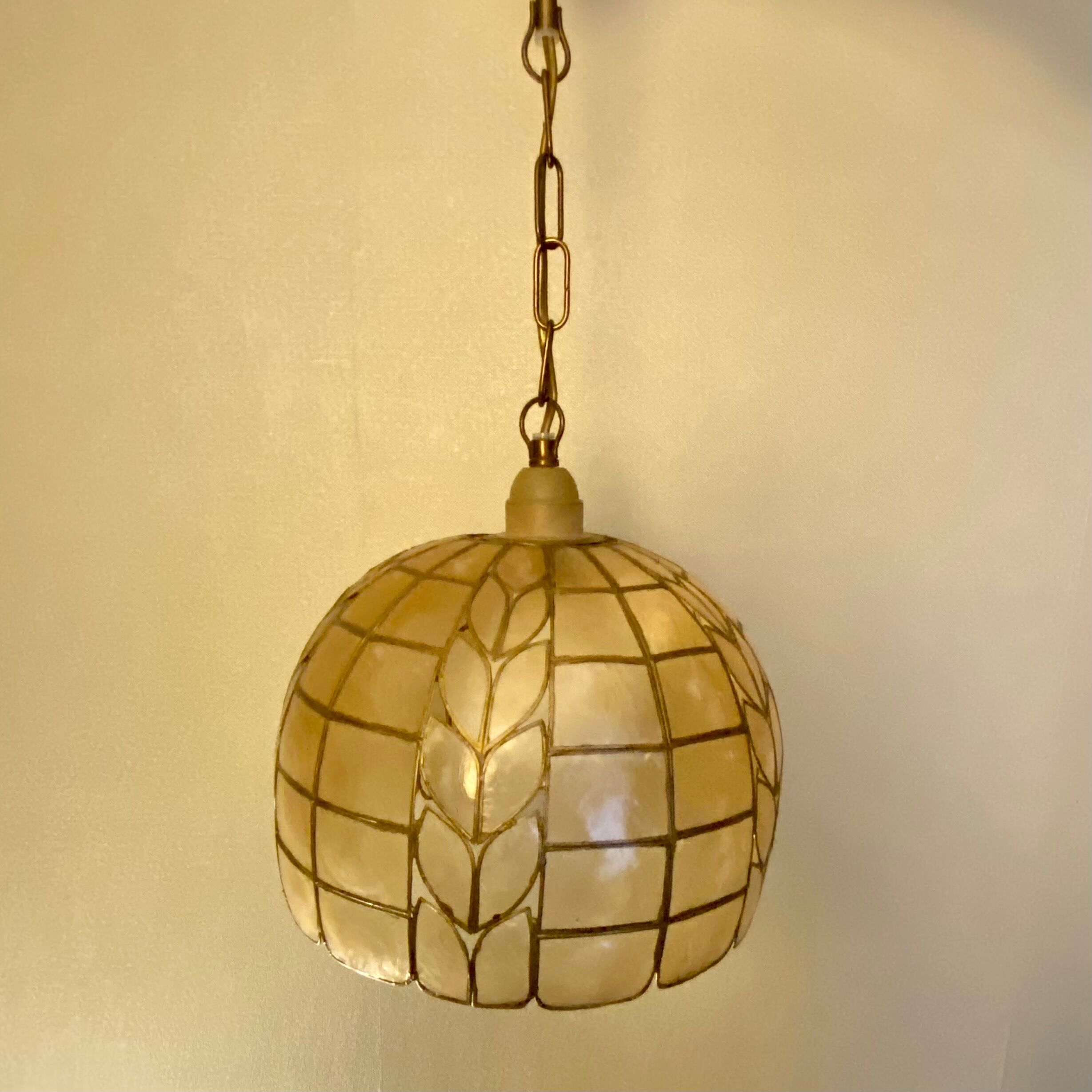Mother-of-pearl and brass suspension