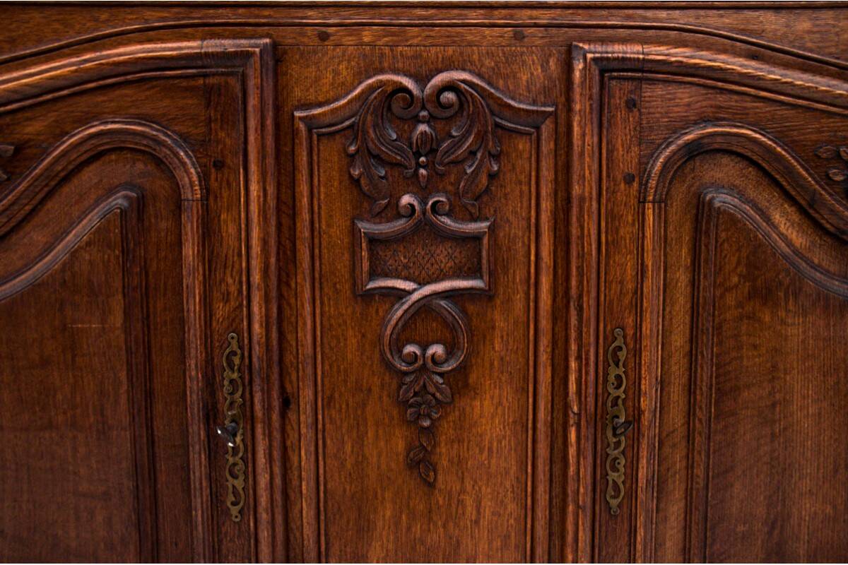 Commode ancienne sur pattes de lion, Europe occidentale, vers 1880. Après rénovation.