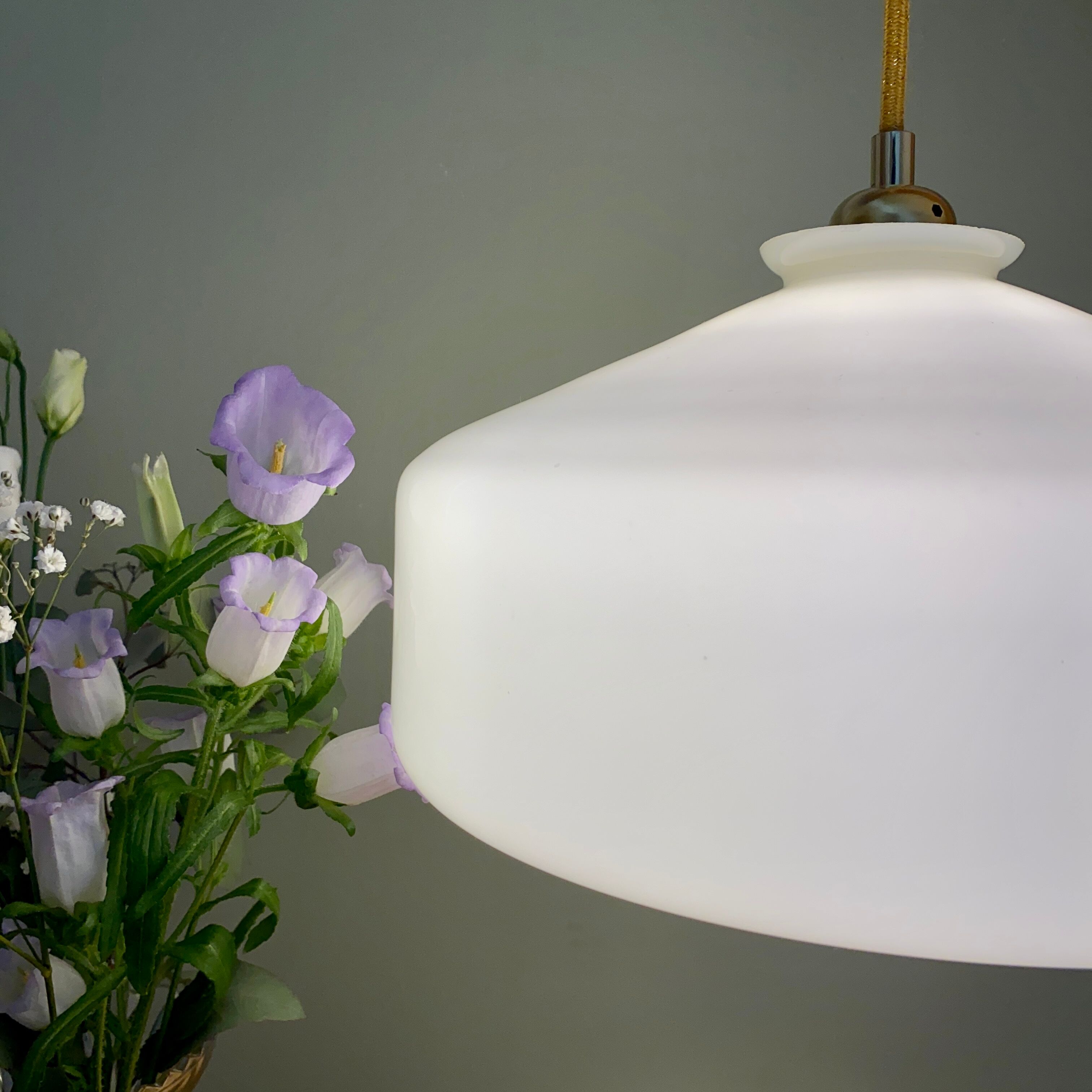 Vintage shade pendant lamp in white opaline