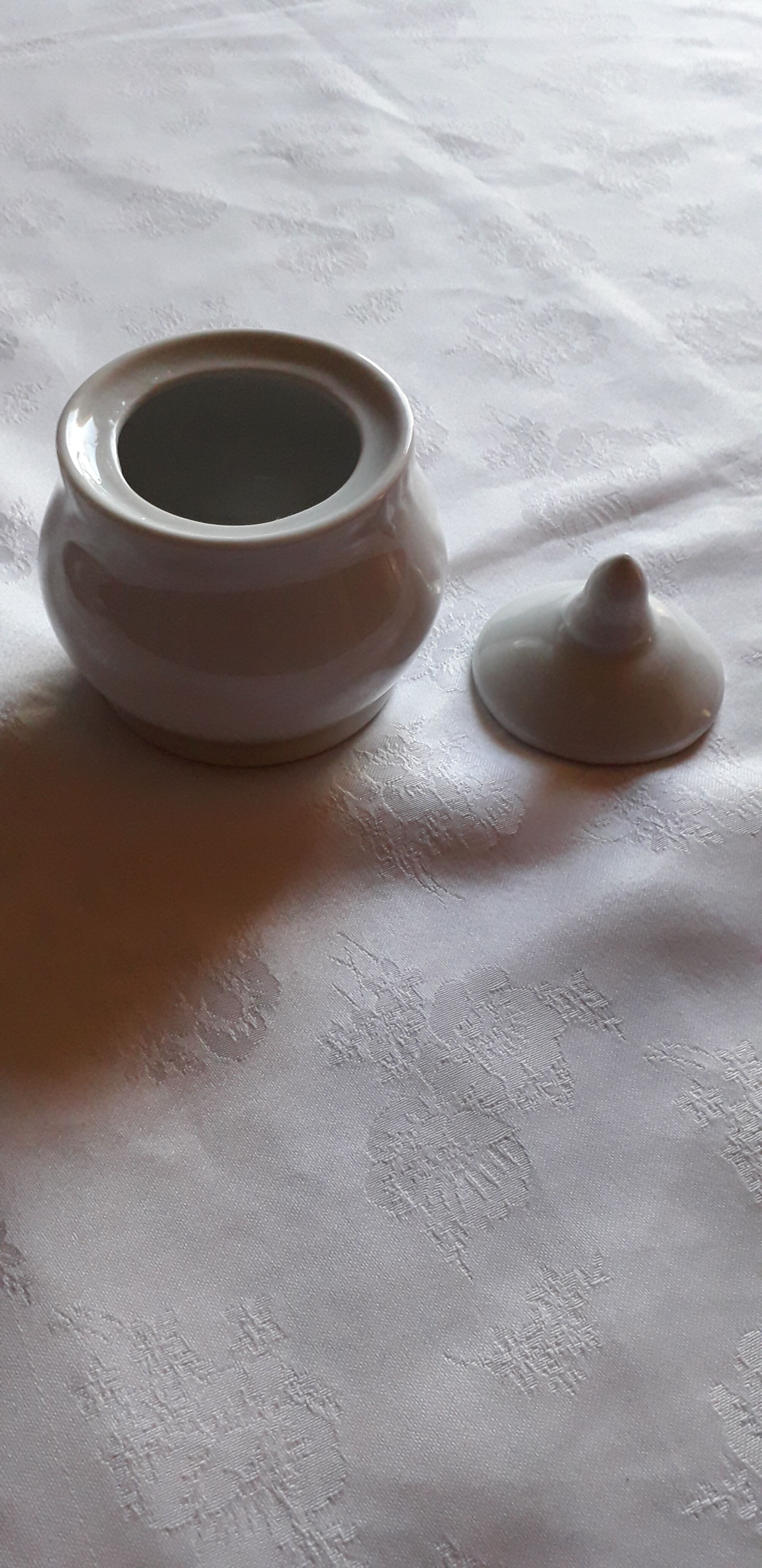 Set of 4 small covered pots in white porcelain
