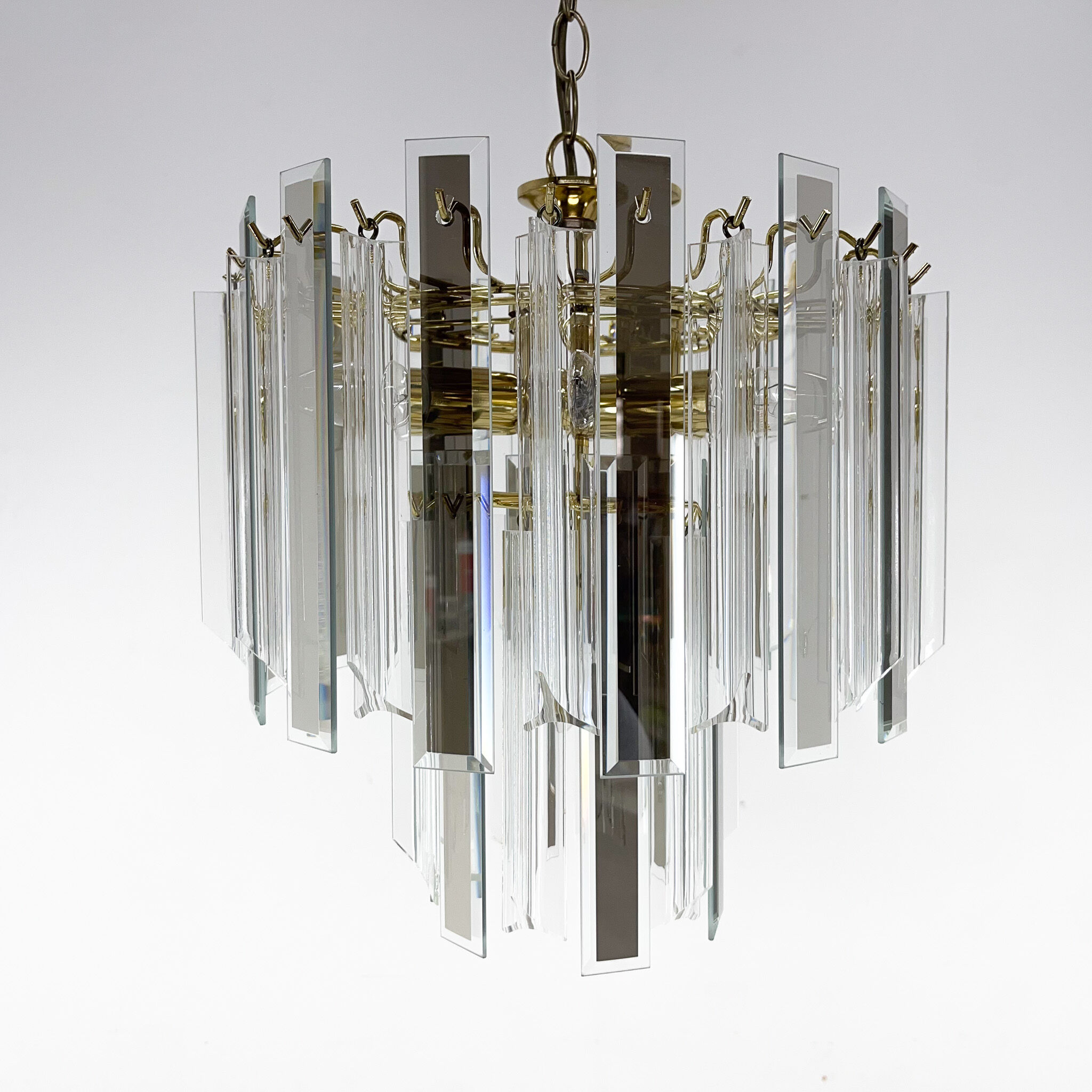Lustre du milieu du siècle en laiton, verre et lucite, Autriche, années 1970