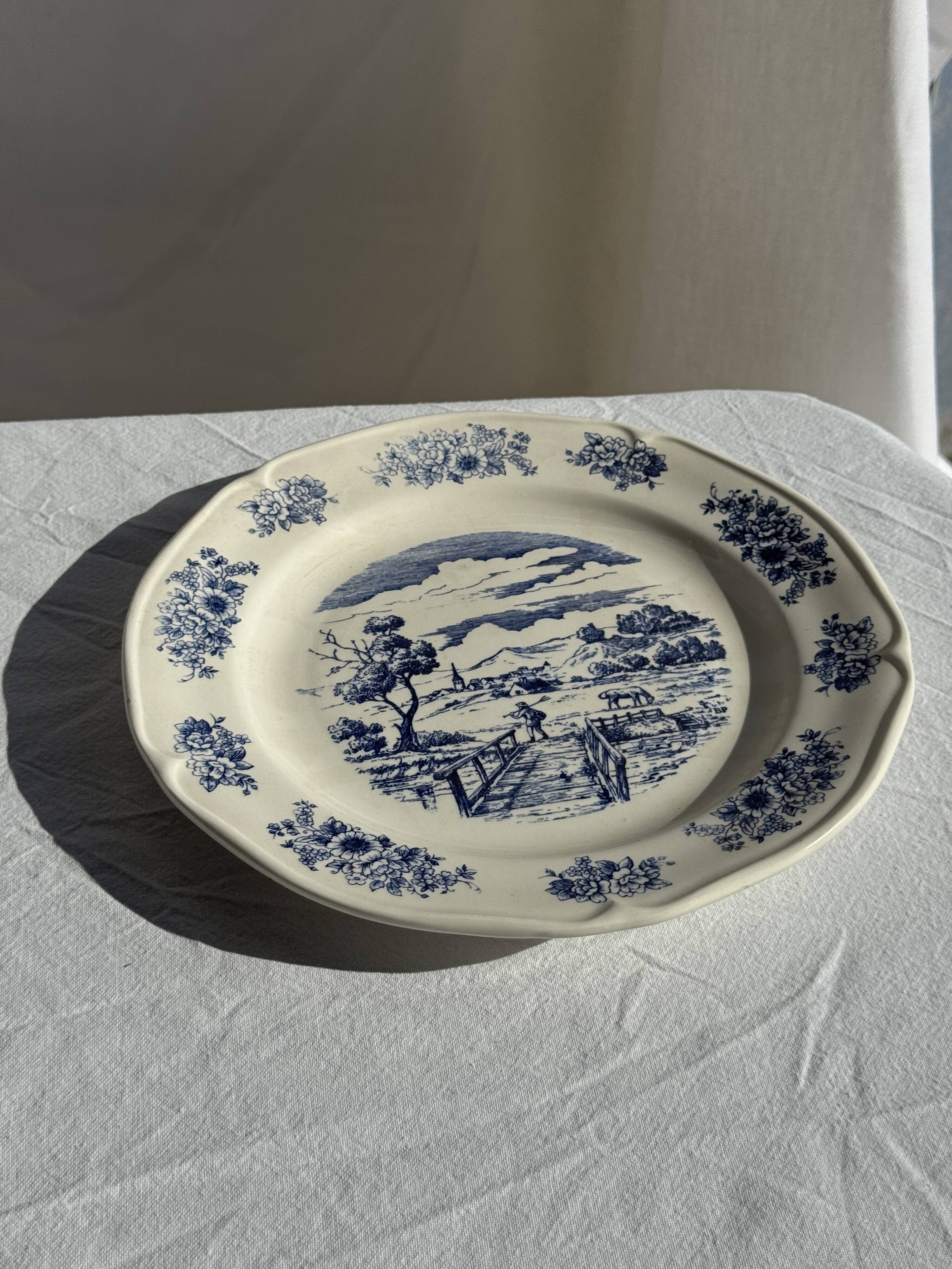 Assiette ancienne en faïence à décor de paysage bleu D24,5