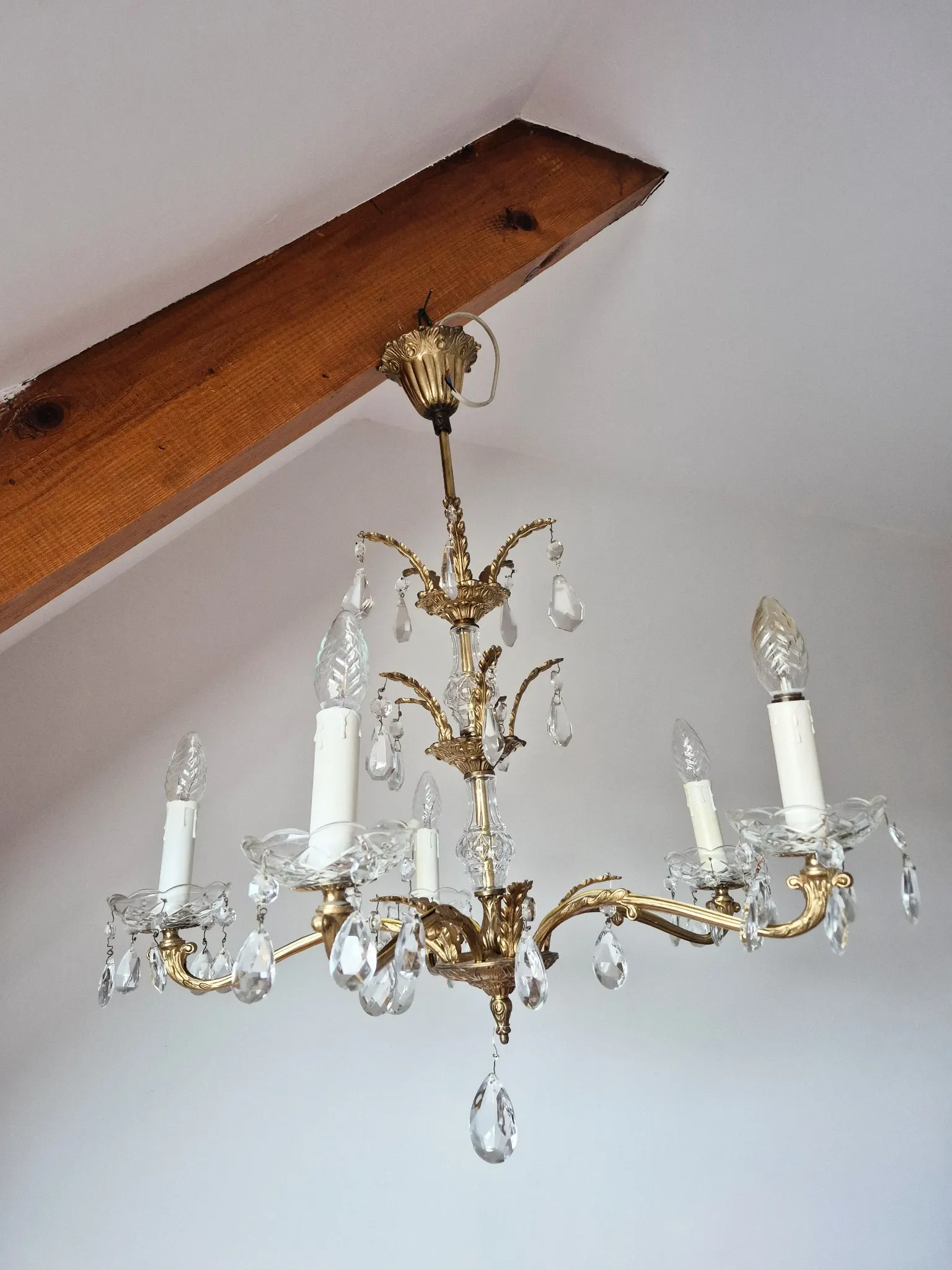 Antique chandelier with pendants, in bronze and glass pendants.