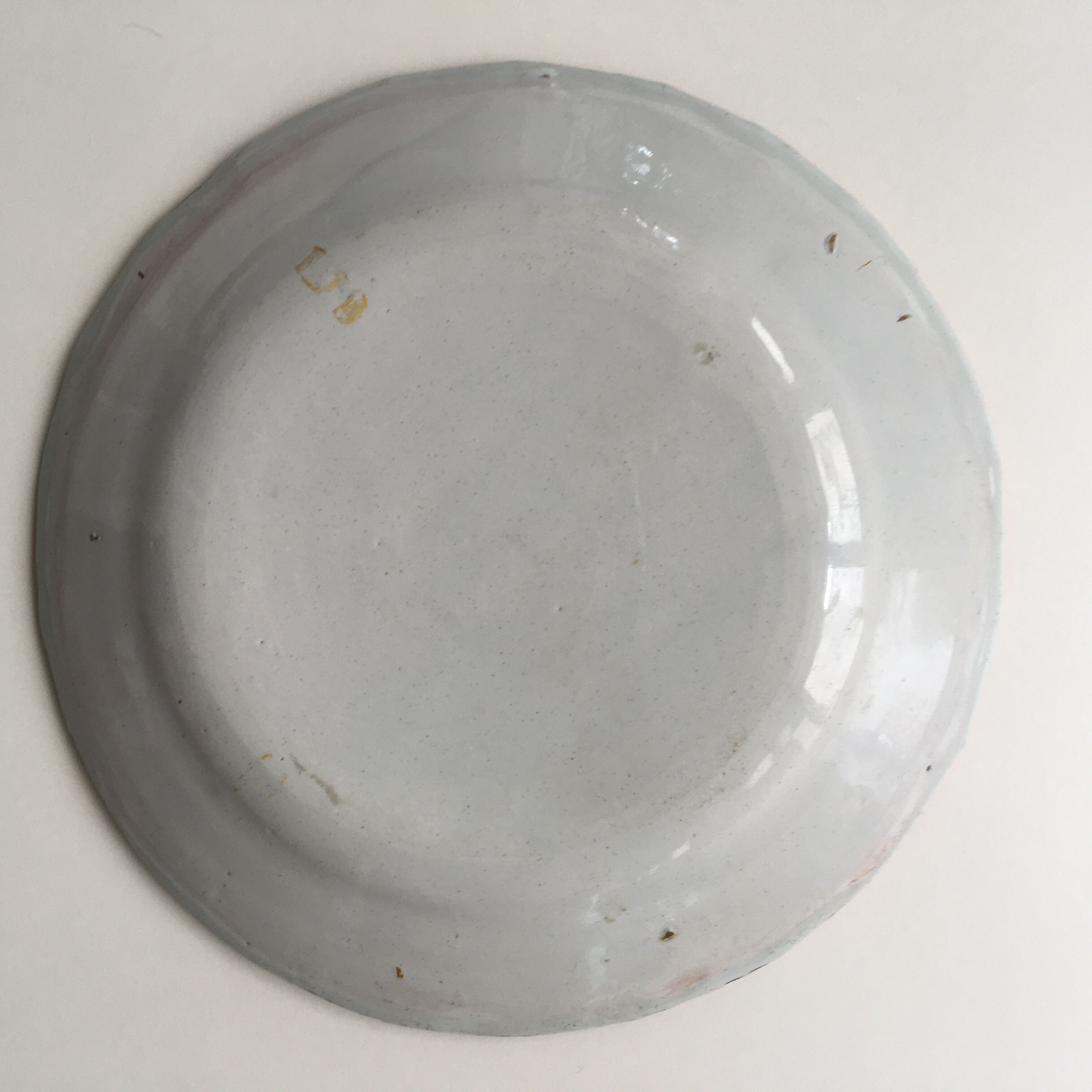 Old-time basket décor faience plate