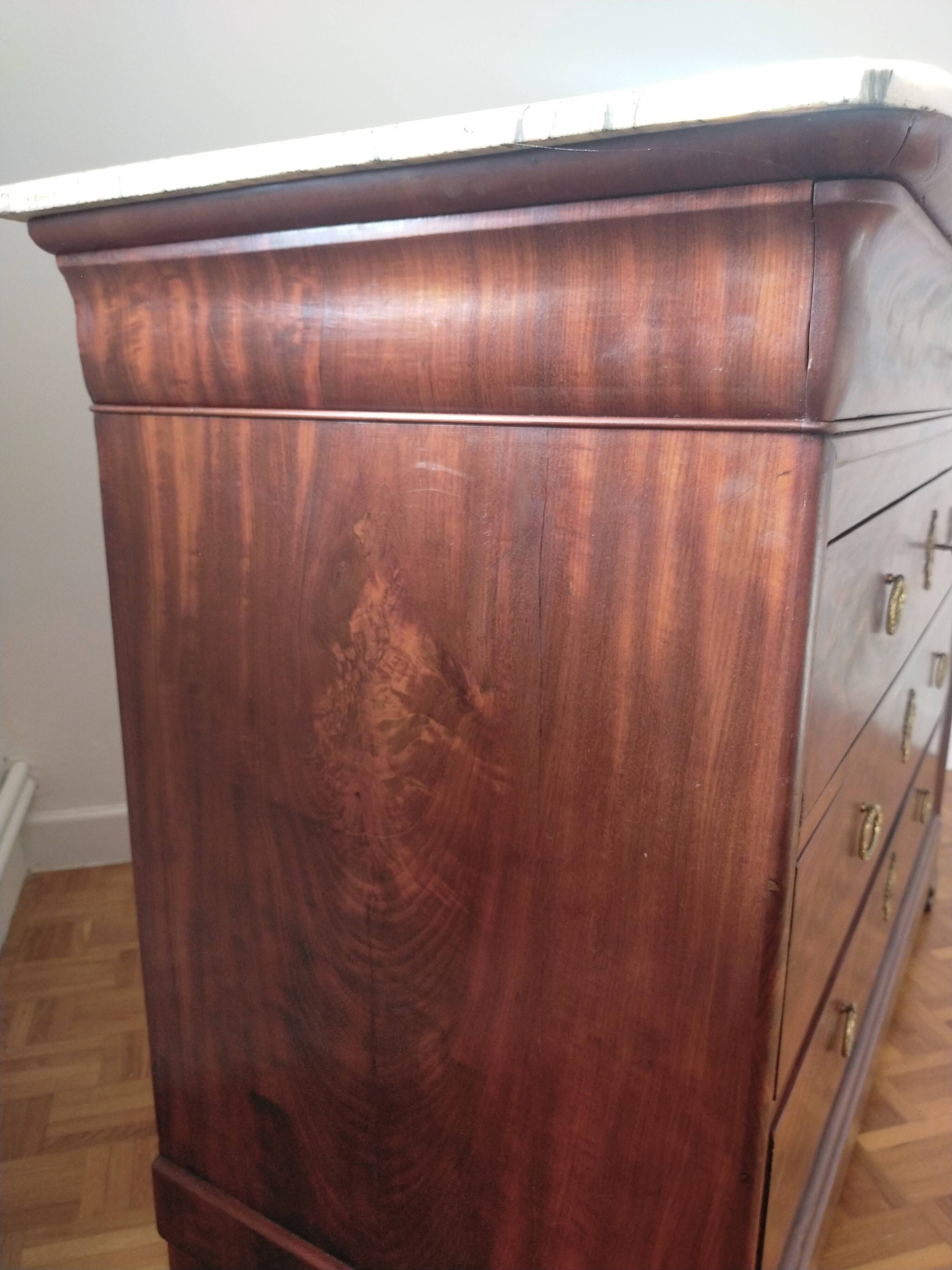 Commode Louis Philippe en acajou et plateau marbre