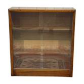 Vitrine anglaise en noyer des années 1970