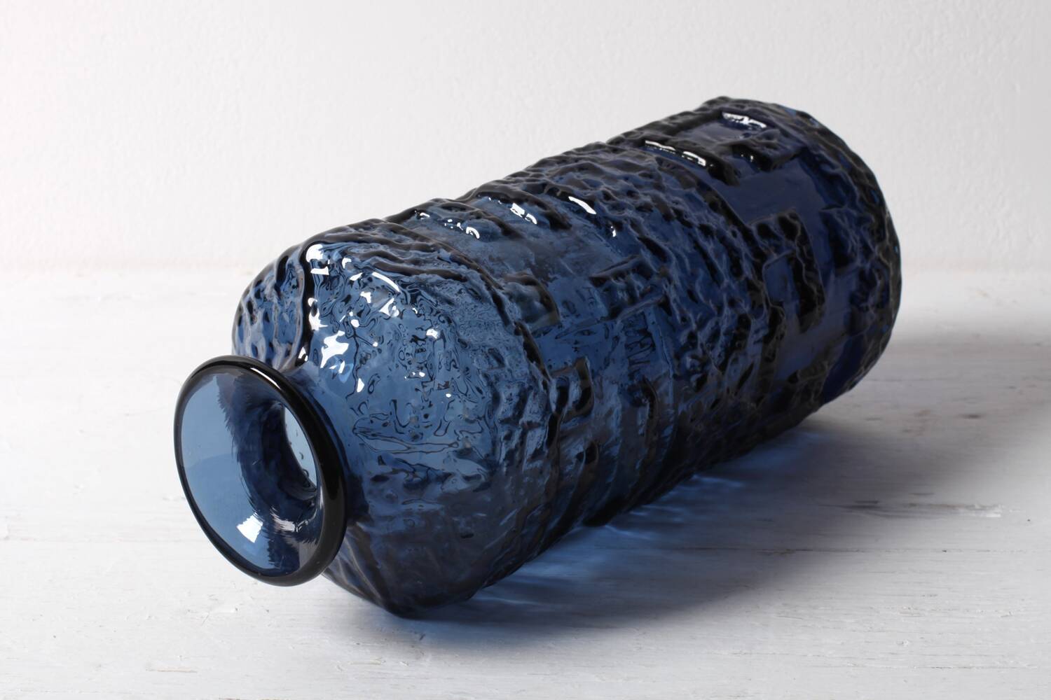 Vase en verre bleu cobalt : design suédois moderne du milieu du siècle / années 1970