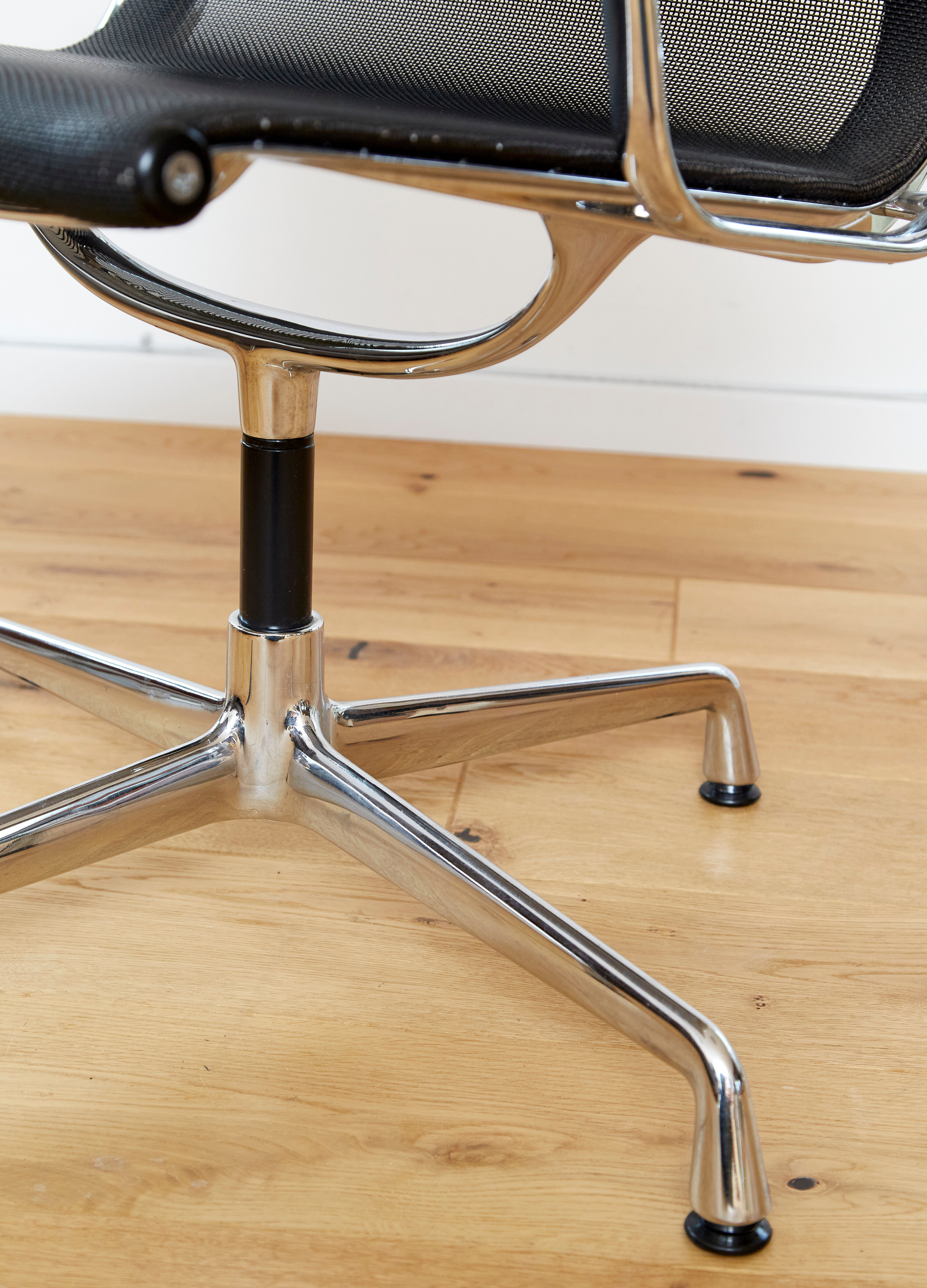 EA 108 Swivel Chair by Charles & Ray Eames for Vitra