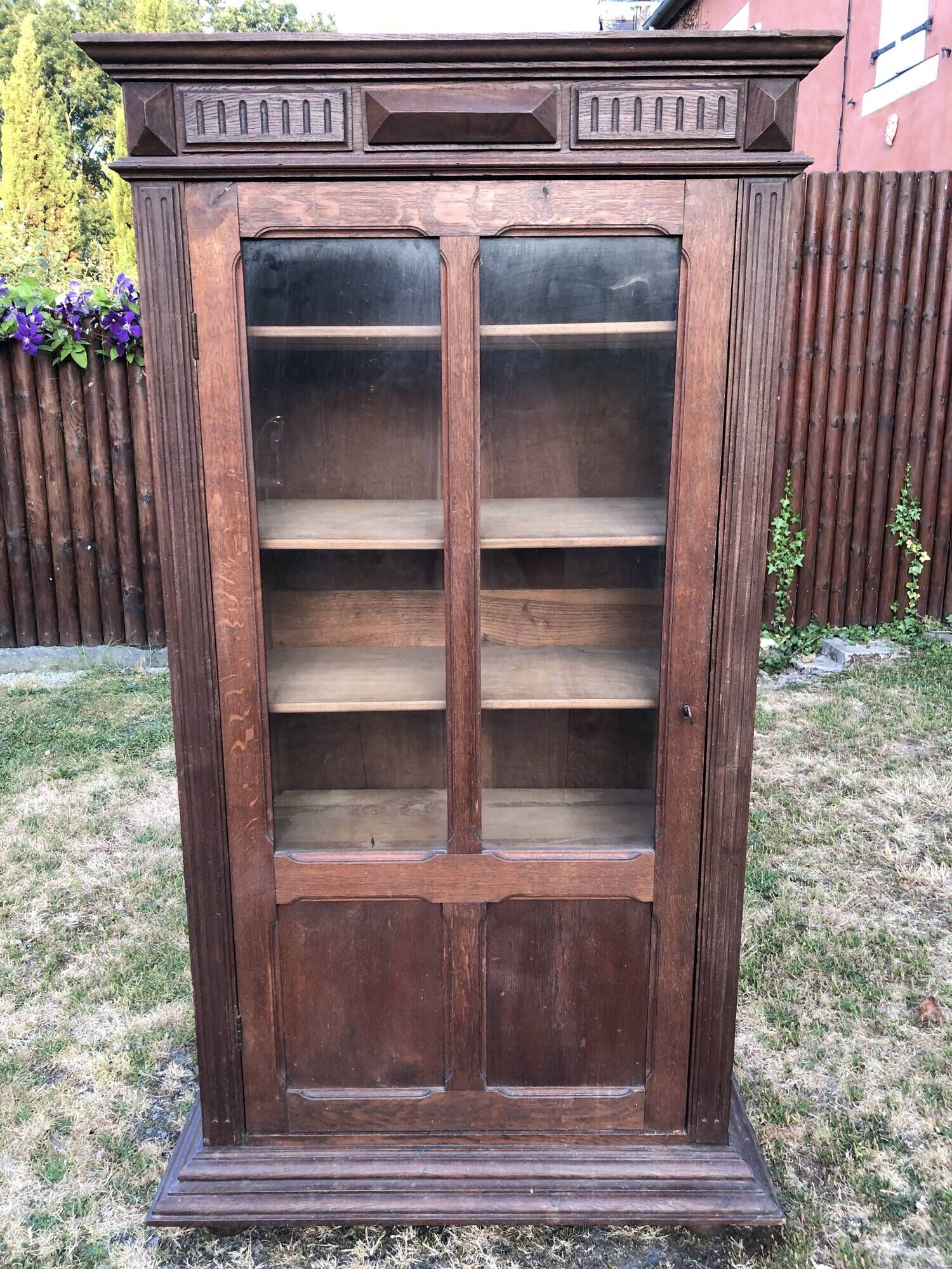Armoire vintage parisienne à 1 porte vitrée en chêne massif.