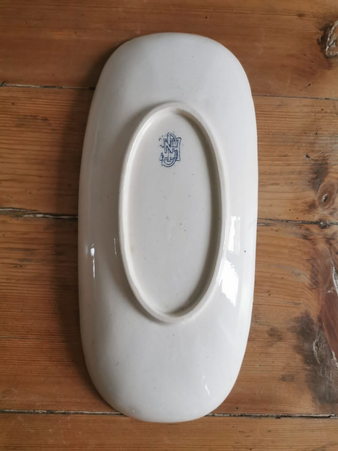 Serving dish in iron earth