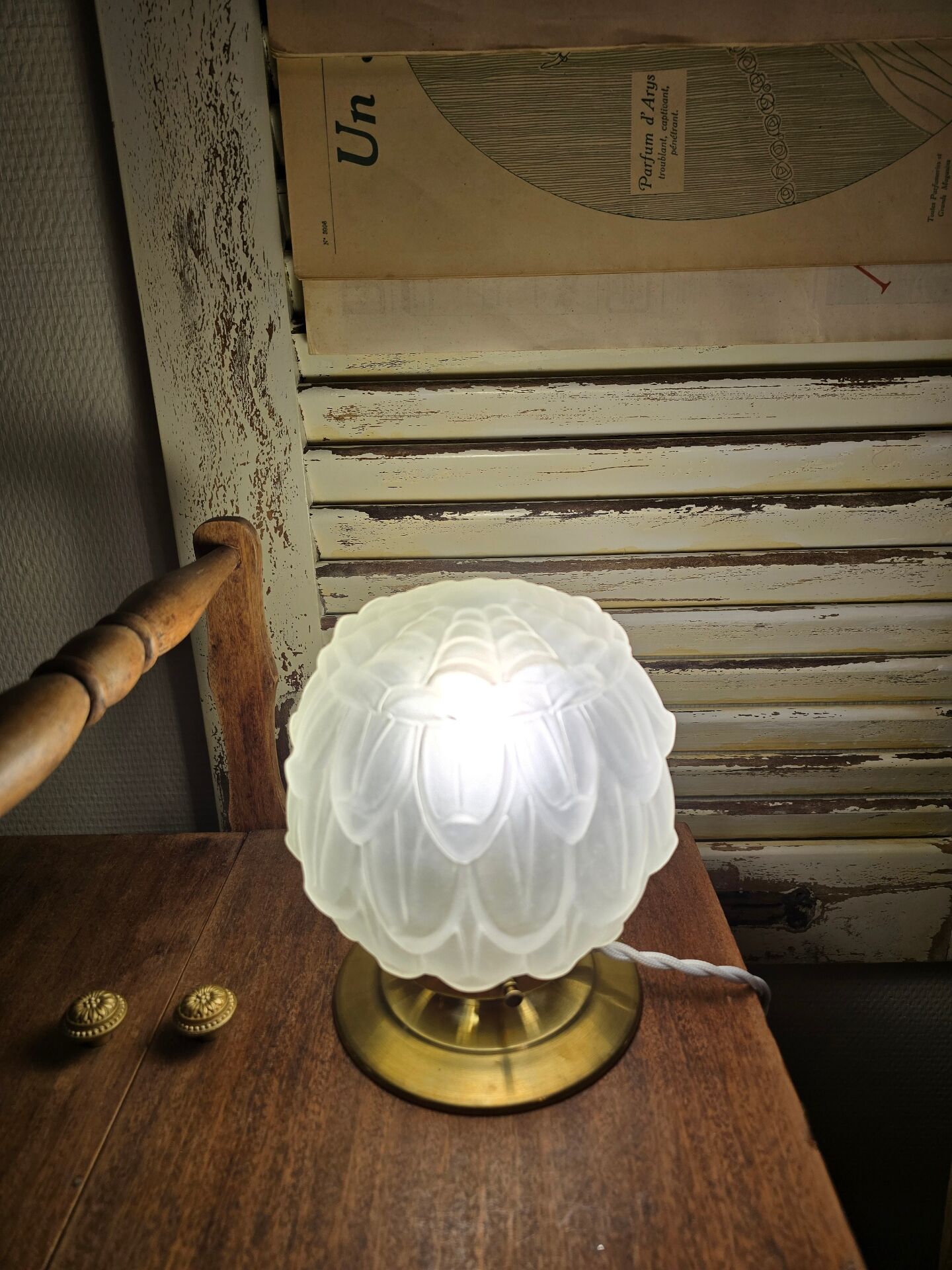 Vintage Art Deco table lamp with its artichoke globe.