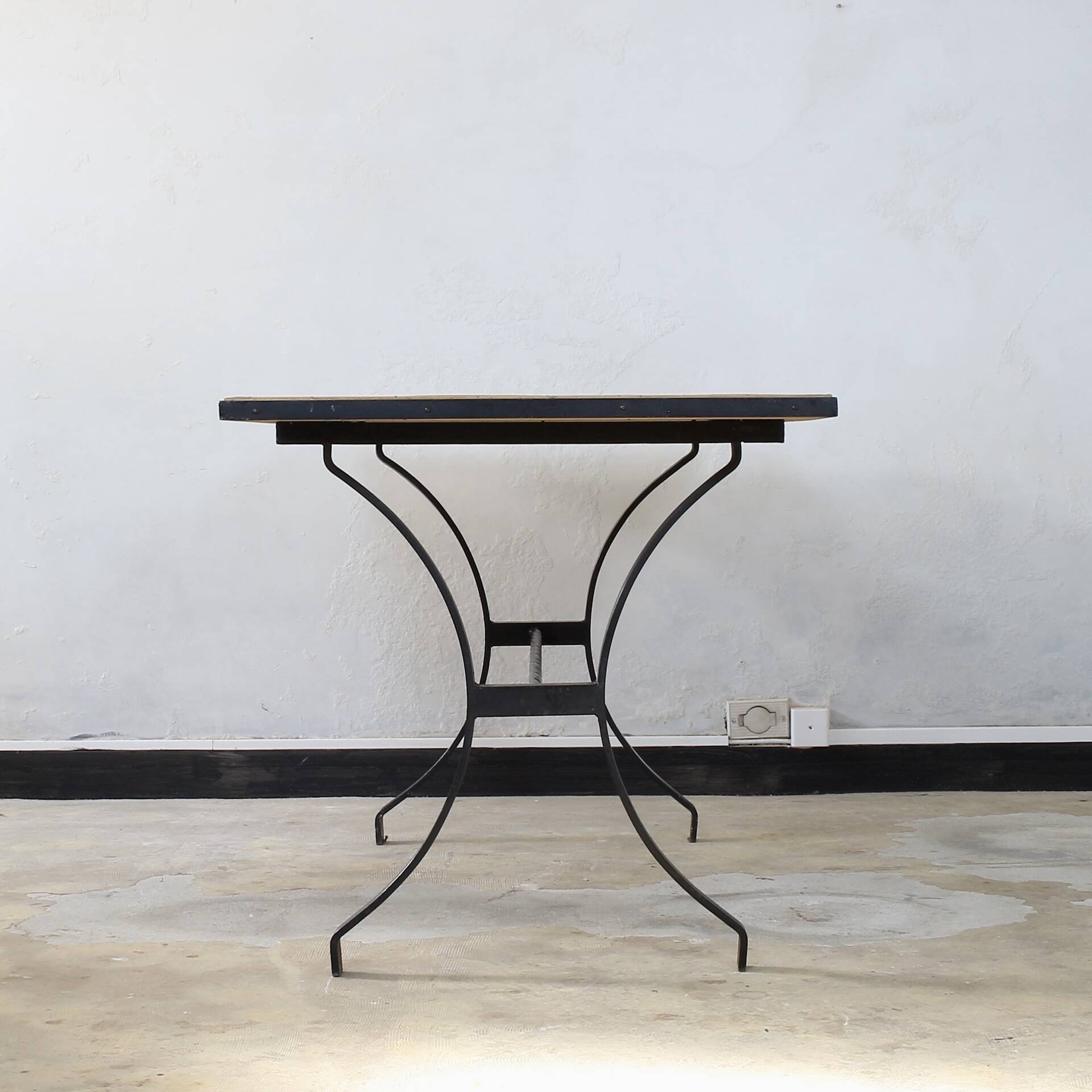 Dining table in rattan and wrought iron similar to Audoux & Minet.